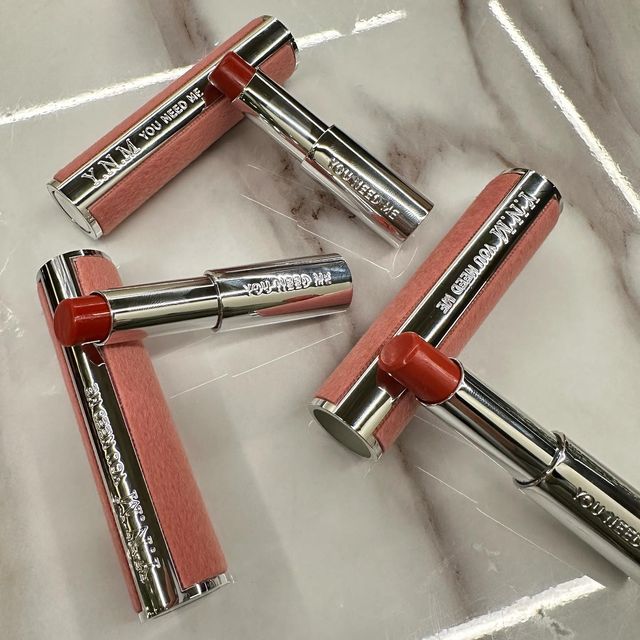 ๑･̑◡･̑๑ on Instagram: "#협찬 @ynmbeauty_official 👉🏻YNM 캔디팝 글로우 멜팅밤 ✔️ 정말 정말 촉촉한 립스틱💄 ✔️ 멜팅 보터 텍스처로 촉촉한 립케어 가능🫶🏻 ✔️ 보습 성분이 최대8