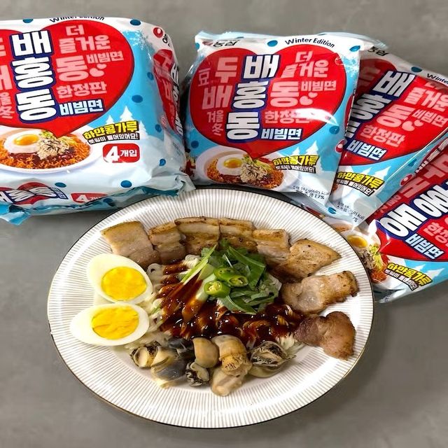 맛깔나다 on Instagram: "#광고#협찬 오늘은 #배홍동비빔면 ☃️농심 배홍동 한정판 하얀 콩가루 토핑!! 이번 겨울 신상 윈터 에디션이 나왔거든요🔥 아니 원래 오리지널 #농심배홍동 면발이 얇