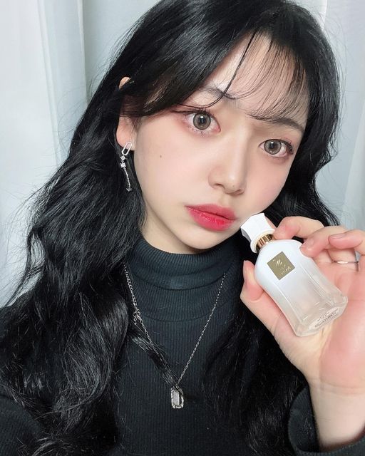 조 단 비 on Instagram: "요즘 내 최애가 되어가는 셀마르🤍 소녀스럽고 수줍은듯 순수한 느낌의 디자인까지 너무 제 취향이었어요ෆ 평소에 자주 쓰던 향수들과 다른 느낌의 향수를 찾고 있었