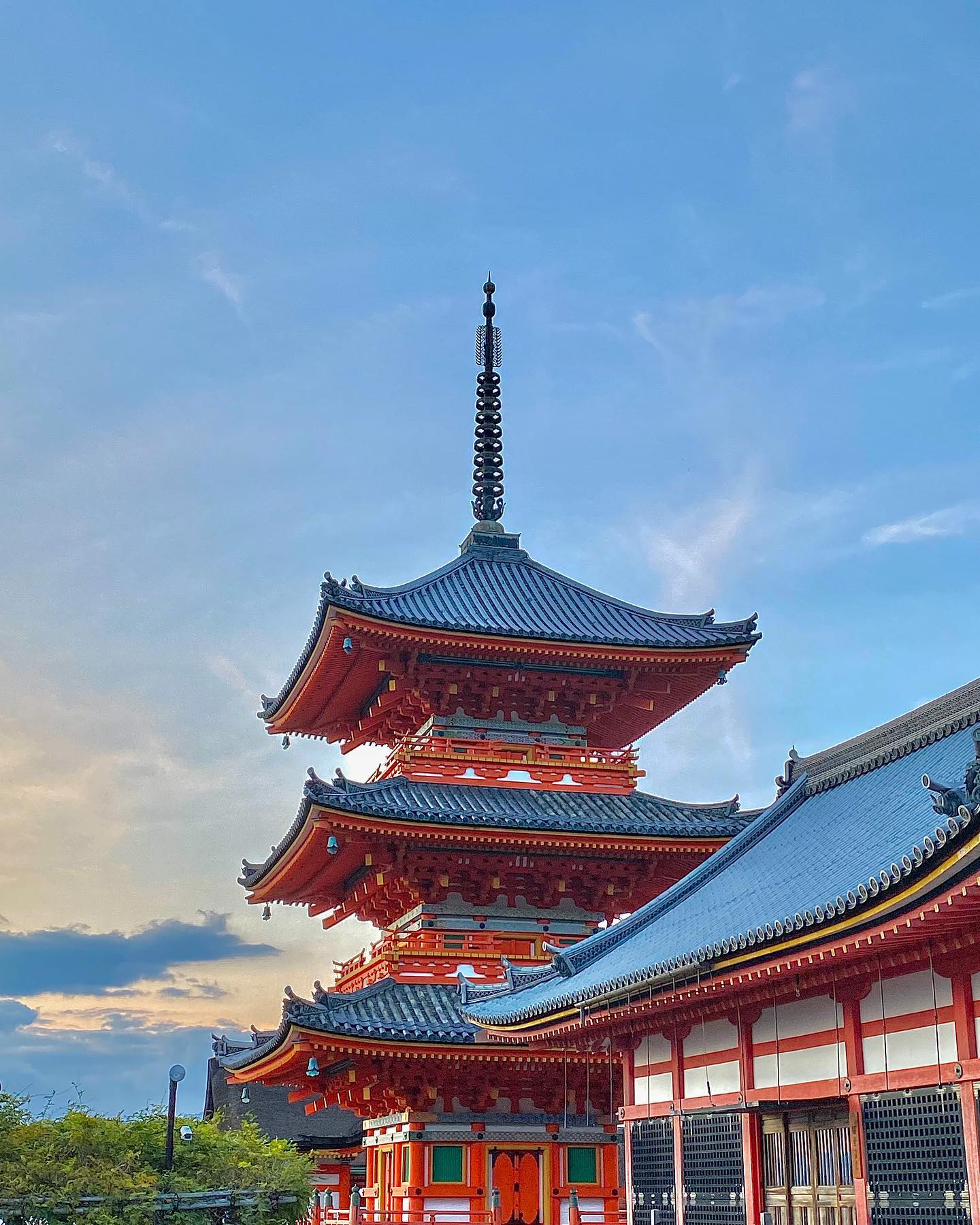 #기요미즈데라#Kiyomizudera#kiyomizuderatemple
유일하게 건진 사진📸📷
사람이 너뮤 많다

#일본여행#교토여행#교토여행✈️#교토감성#교토일상#교토관광#교토사진 #kyoto#kyotojapan#kyototrip#kyotolife#kyotophoto#visitkyoto#京都#京都旅行#京都ラーメン