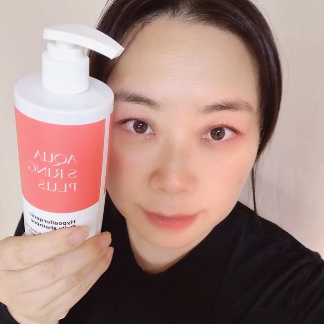 데일리 쿡 on Instagram: "#협찬 ♥️아쿠아큐링 아쿠아에스링 플러스 헤어샴푸 ⠀ ⠀ 🎈제형은 묽은편이고 향은 허브향이 나요 🎈살짝만 펌핑해도 거품이 풍성하게 나구요 🎈세정력이 좋아