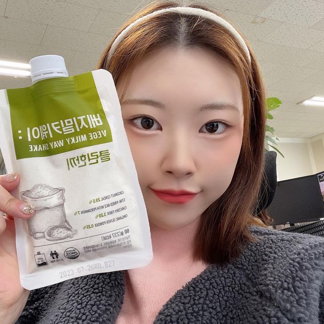 이수민 on Instagram: "#할인구매 #베지밀키웨이 #공팔리터 🥛#베지밀키웨이클린한끼 쉐이크 뭔가 깔깔한 식물성단백질보충제에 조리퐁을 넣어먹는 맛! 탄단지가 공고루 잘 배합되어 있어 클