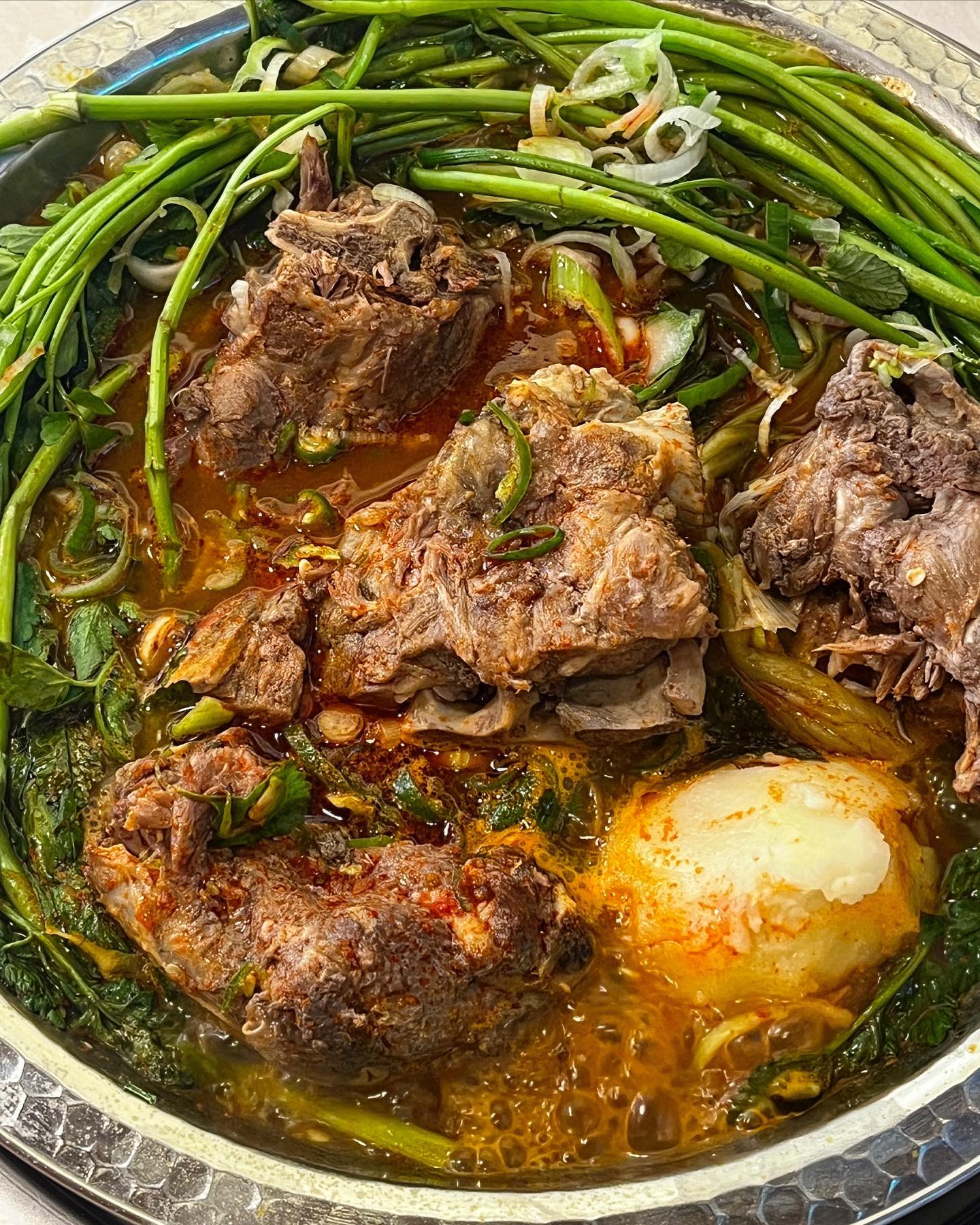 #협찬 🥘삼삼뼈국
🍽️메뉴
얼큰 미나리 감자탕(소) (28,000원)
소 접시 수육(15,000원)
감태주먹밥(7000원)

🟡리뷰
회기역 2번출구에 한우사골 육수를 사용한다는 감자탕 맛집이
새로 오픈했다는 소식에 
볼살이도 바로 총총 다녀왔습니다😆

간판부터 여긴 심상치 않음을 느꼈어요🫣
오픈한지 얼마되지 않았는데 벌써 가게안이 북적북적하더라구요!

볼살이는 얼큰 미나리감자탕, 소접시 수육, 감태주먹밥을 주문했어요😍

얼큰 미나리 감자탕은 한우 사골 육수에  돼지등뼈, 미나리, 우거지까지 듬뿍 들어 있었고 
술을 안 마셨음에도 불구하고 속이 쫙~ 풀리면서 해장되는 느낌이였어요🥰

소접시 수육은 차돌양지 수육인데 마블링이 도랐습니다🔥
한입 씹으면 꼬소~한 육즙이 좌르르르르 나오면서 입안을 지배해버려요☺️

감태주먹밥은 동글동글 귀여워서 먹기 너무 아까웠어요ㅜㅜ 
반을 자르니 안엔 매콤한 양념이 되어있는 밥이 까꿍~ 나 여깄어! 하듯이 반겨주네용😂
감태주먹밥은 처음 먹어보는데 이 메뉴를 개발하신 사장님 쏘 리스펙합니다!!👍🏻

볼살이 집과 10분거리라서 벌써 5번이나 방문한건 안 비밀~!😆

📍주소: 서울 동대문구 망우로21길 52

#삼삼뼈국 #감자탕 #감자탕맛집 #회기역맛집 #회기맛집 #회기동맛집 #경희대 #휘경동맛집 #해장국맛집 #먹팔 #볼살이의먹스타그램