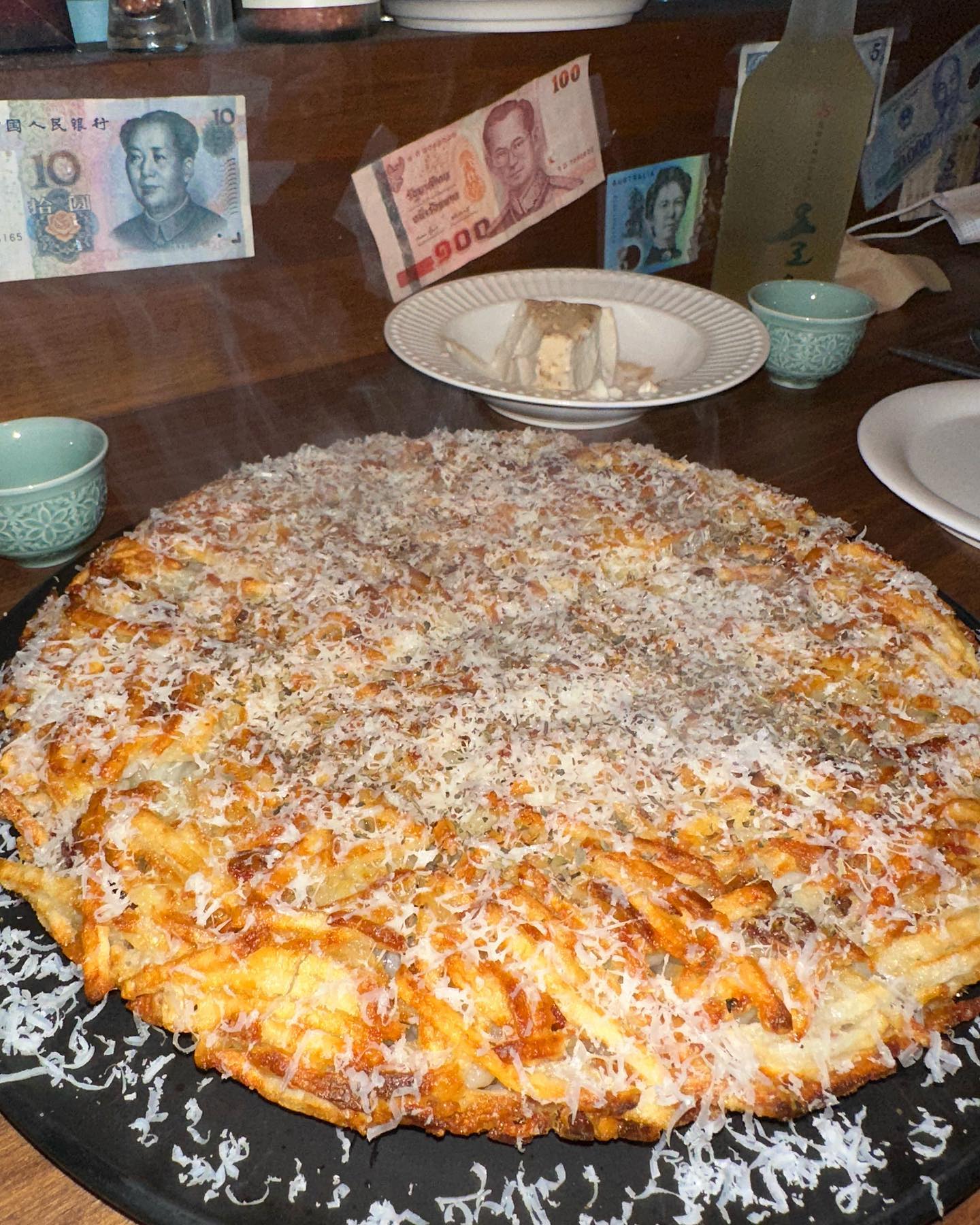 전통주와 즐기는 안주 맛집 #술토리

다양한 전통주와 특색있는 안주들이 맛있는 전통주 전문점이에요! 메뉴판에는 안주에 따라 추천술이 적혀있고 전통주의 도수와 지역 그리고 특징이 알기쉽게 세세히 설명되어있어요 그래서 메뉴판을 보며 이미 맛을 상상해보고 직접 먹어보면서 느끼는 그런 점이 재미있었어요 직접 가서 술을 가져오고 잔도 선택하는 재미도 있어요 가게는 크지 않지만 분위기가 정말 좋았고 사장님 혼자 하시는 1인 가게에요!

#뢰스티 (감자채 부침개)는 스위스의 대표적인 가정식 요리에요 처음 먹어보는데 진짜 정말 맛있었어요! 두께가 미쳤어요 두꺼운데 겉이 노릇노릇 구워져서 바삭바삭하고 안은 쫀득쫀득 촉촉해요 겉바속촉의 정석! 간이 살짝 심심하면서도 안에 있는 바삭한 베이컨들이 그 심심한 간을 채워주고 위에 뿌려져있는 치즈도 간이 되어 너무 맛있었어요!! *케찹과 스리라차 소스도 구비되어있어요 

#화이트와인버터조개술찜 은 먹었던 조개술찜 중 가장 맛있었어요 버터의 풍미가 살아있는 정말 깔끔담백하고 시원한 국물이었어요 바지락은 알차고 해감도 잘되어있고 국물과 엄청 잘어울렸어요 

다찌석에 앉아서 사장님이 요리해주시는 모습도 보고 직접 술에 대해 물어보면 알기 쉽고 재미있게 얘기해주셔서 정말 기분 좋은 시간이었어요! 기본 안주인 순두부부터 메인 요리들이 정말 맛있고 양도 많고 가격도 착하고! 다들 근처에 가신다면 가보시길 추천할게요 

뢰스티 1.5 화이트와인버터조개술찜 1.5

📍 인천 연수구 경원대로483번길 18 101호 / 선학동 402-2 
sooltory