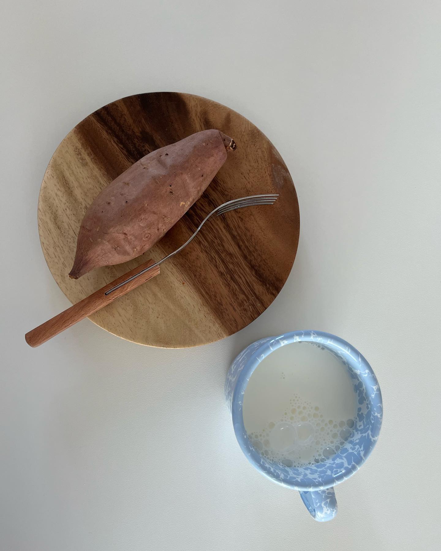 요즘 빠져있는 간식 , 🍠🥛🍓

#딸기 #에프군고구마 🎧 200도40분