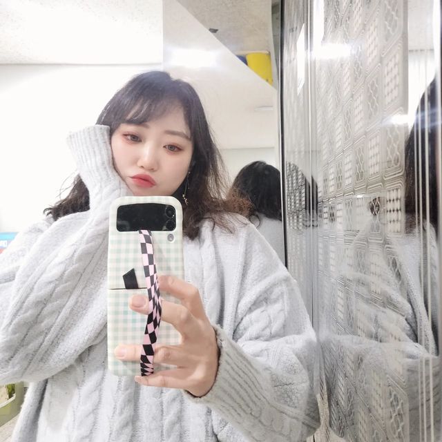 지니씌 on Instagram: "#광고 ♡디자인 체커보드 디자인으로 스트랩이 예쁘게 나왔어요!! 자사 쇼핑몰에 가면 디자인도 다양하고 예쁜 스티커도 동봉되어있다는 거어어어!! ♡장점 제트플립은