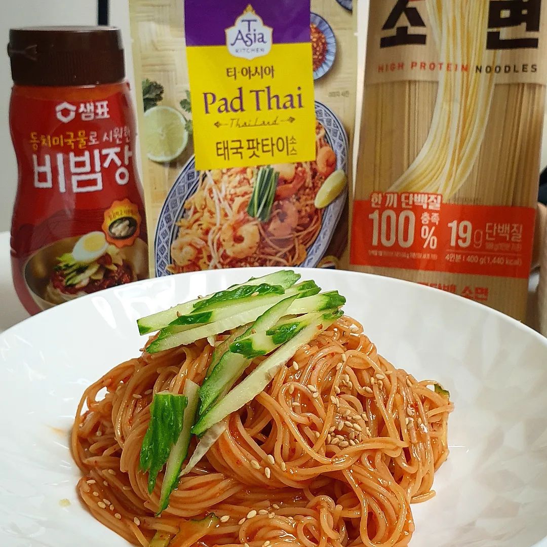 #협찬 #샘표 고단백면🍝 

 한끼단백질100%충족가능한 
건강하고 맛있는 면요리즐기기🙂
(1인분100g당 19g단백질 함유) 

단백질 특유의맛없이 고소한 고단백면이에요:)
소면은 부드럽고쫄깃하고, 중면은 도톰하고탱탱한
식감이라 비빔장과 채소듬뿍 넣어 비빔국수나
팟타이소스를 활용해 팟타이!
또는 올리브유와 원하는재료를 넣어 알리오올리오도
가능해요🤗 

두부면 대신 해먹어보니 식감도좋고 존맛탱❤

#고단백면 #샘표고단백면 #단백질 #단백질면 #단백질보충 #고단백식단 #단백질식단 #건강식단 #소면 #중면 #팟타이 #비빔국수 #알리오올리오 #레시피 #홈쿡 #음식스타그램 #데일리 #일상 #daily #instagood #맞팔 #좋아요 #likeforfollow #f4f #홈쿡스타그램 #homecook #먹스타그램 #food