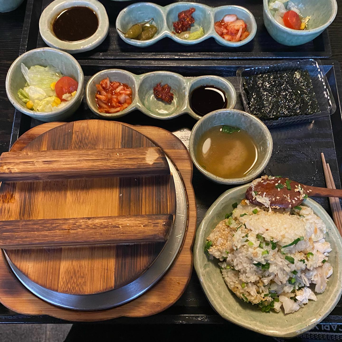 #성수 #솔솥 

넘 맛있는 솥밥집 다녀왔어용😆❤️
전에 대학로에있는 솔솥 갔다왔는데 요즘 자꾸 솥밥이 생각나서 또 갔지용🫶🏻

전에는 스테이크솥밥, 꼬막솥밥을 시켜먹었지만 오늘은 꼬막말구 도미관자!!🤤

✔️스테이크솥밥 16,000원
✔️도미관자솥밥 16,000원

스테이크솥밥은 말모말모❤️
굽기 완전 취저예요...너무 부드럽구 솔솥가면 꼭 시켜먹어야해요🙆🏻‍♀️❤️
생선을 좋아하긴하지만 솥밥에 생선...?
도전해보고싶어서 도미관자솥밥 시켜봤는데 생각보다 너무....맛있는거있죠...?😱❤️
원래 스테이크솥밥이 1위였는데 저는 도미관자로 바뀐거같아요👍🏻
생선살이 엄청부드럽구 같이 나온 김에 양념장 조금넣어 같이 싸먹으니 진짜 꿀맛..💖
생선살도 보기보다 많이들어있어서 다먹을때까지 부족함없이 듬뿍듬뿍 얹어먹었어요❤️

덜어놓은 솥밥 다먹구 물을 부어논 누룽지 먹어봤는데 음...솥밥 밥에 있던 양념이 물에 그대로 섞여서 저는 누룽지는 제스탈이 아니였어용....양념 물 누룽지맛...🥲

계산하고나면 직원분이 요구르트 챙겨주시는데 입가심으로 넘좋아요❤️센스😆❤️

#성수솥밥 #성수솔솥 #스테이크솥밥 #도미관자솥밥 #솥밥 #오늘의메뉴 #점심 #점심메뉴 #성수맛집 #성수 #먹팔 #먹팔해요 #맞팔 #소통 #좋아요반사 #좋아요 #좋반 #먹스타그램 #맛스타그램 #내돈내산 #요구르트 #맛집 #데이트 #성수데이트