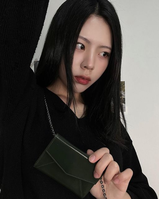 곽민선 on Instagram: "#제품제공 구케X로컬포스터 카드지갑 겸 미니 크로스백!🖤 빈티지한 가죽이라 더 예쁘고 깔끔한 디자인이라 매치하기 쉬울 듯 합니다 ♡ 체인도 탈부착이