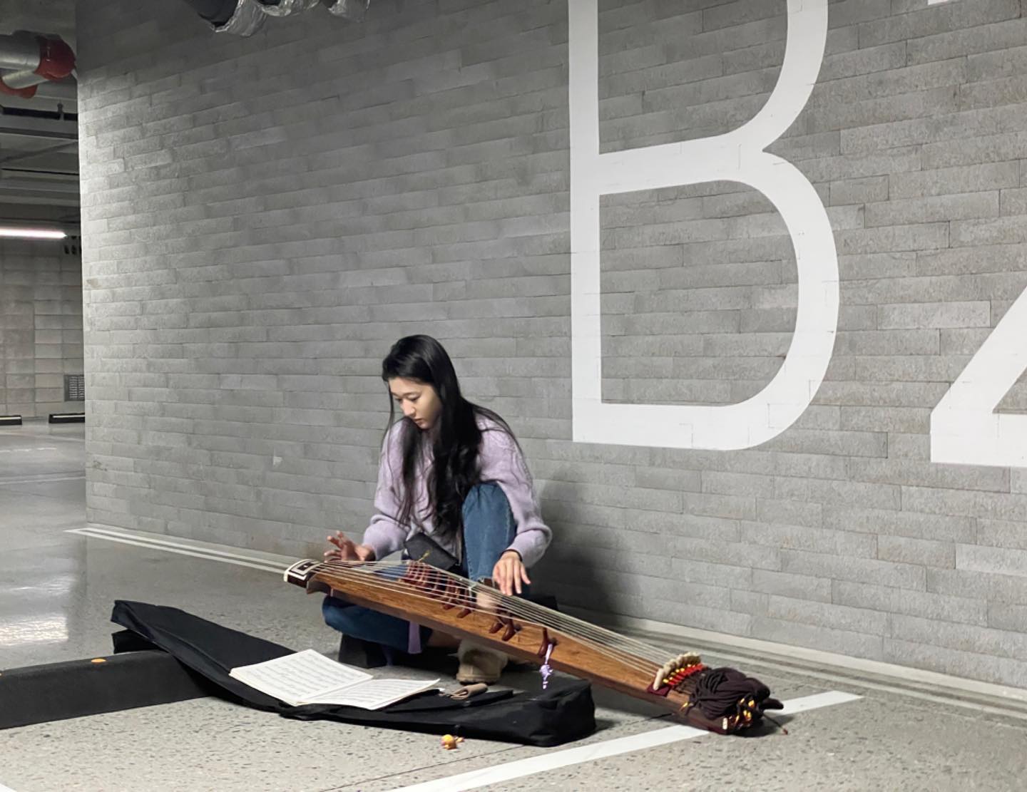 외워오래뗘🎼🎶
30분 남아도 연숩연숩
장인이 되게따
회사 주차장.. 연습실로 조은뒈..?

#가야금 #꿈나무
#회사주차장에서