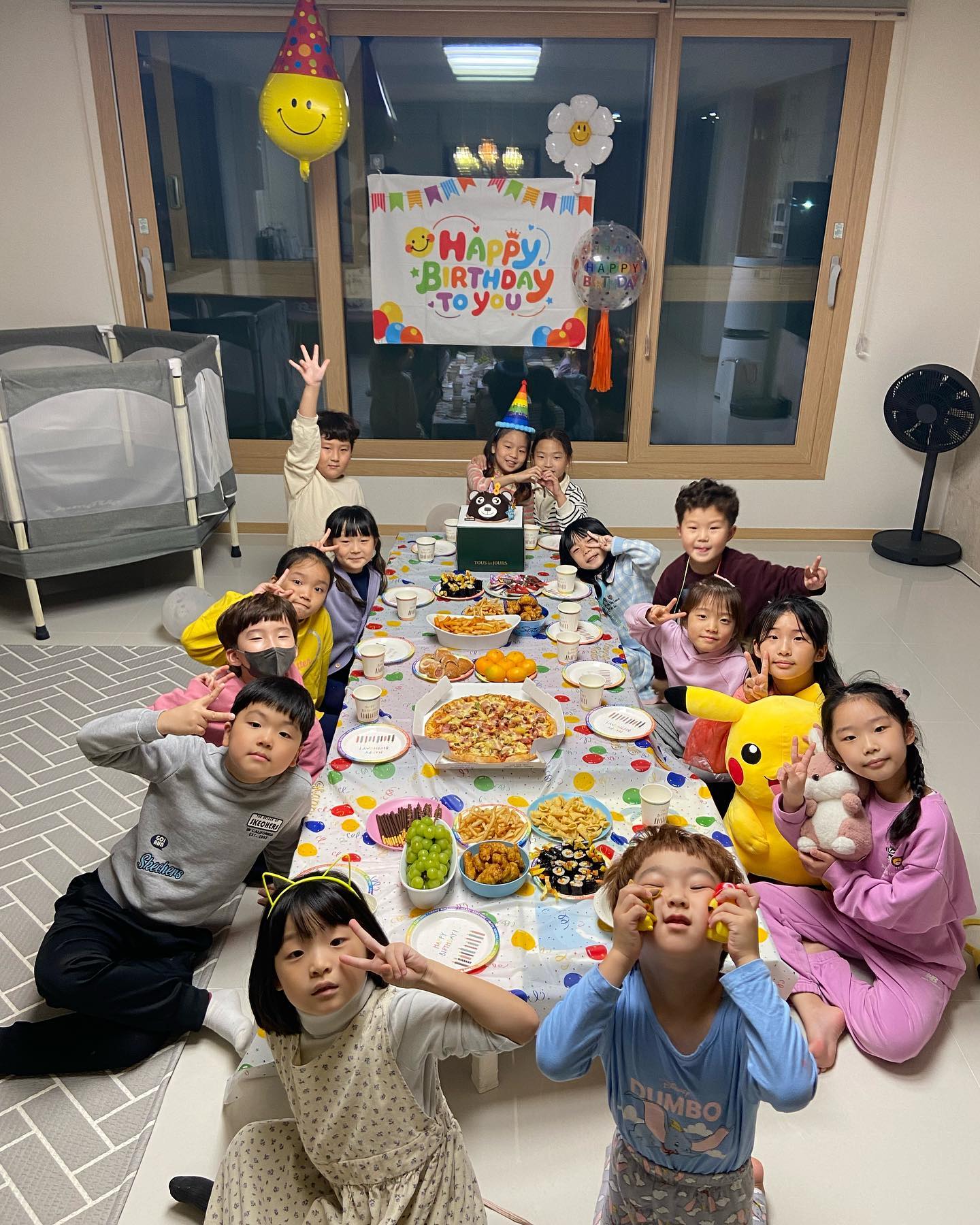 한 달 하고도 일주일이 지나버린
지난 10월의 가은이 생일 파티🧸🎈
학교 입학하고 코로나 때문에
반 친구들 누가 누군지 하나도 모르는 시점에서
친구들과 생일 파티 하고 싶대서 
초대장도 급하게 만들어서 초대 했는데
어쩌다보니 반 친구들 반이나 초대하게 된
정신 하나도 없고 멘탈이 탈탈😵
양 손 가득 선물 들고 기대에 부푼 친구들
오고 싶은데 부끄러워서 고민 하다가 온 친구들
다들 너무 귀엽고 인사성도 밝고
말도 잘 듣고 잘 먹어줘서 다행이었다 ㅎㅎ
음므 믈 즐 들으르...😈
.
.
.
#대구 #소통 #소통스타그램 #생일파티 #육아맘 #초등생일 #인스타키즈 #친스타그램 #선팔 #맞팔 #좋아요 #좋아요그램 #육아 #셀카 #셀피 #일상 #데일리 #먹스타그램 #fff #lfl #f4f #daily #follow #like #follow4follow #followme #follow4like #instagood