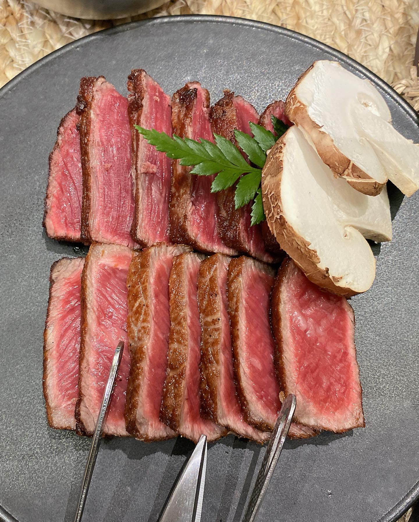 ⠀
📍을지로4가역 맛집 '한암동'에 다녀왔어요~
⠀
연말이라 그런지 짝꿍이 지인한테 받은 
(주)오픈 상품권!!
⠀
그랴~ 이럴때나 가는거쥐!! 조아조아!!
⠀
🎯아늑하고 따뜻한 조명!!
⠀
✔️#미경산한우화로구이 안심과 채끝🍖
✔️#미경산한우암소곰탕
✔️#담은막걸리
⠀
🎯차분히 정갈산 한정식을 즐긴 우리👍🏻👍🏻
⠀
🎯다가올 연말 모임장소로도 딱인 이곳
#한암동 에서 즐거운 식사를~ 야미야미💕💕💫
⠀
📌더 많은 내용은 프로필 링크에 있는
블로그에서 확인하셔요~^^

#맛스타그램 #먹스타그램 #먹방스타그램 #맛집추천 #맛집스타그램 #찐맛집 #먹스타맞팔 #맛집소개 #파인다이닝 #맛있다그램 #먹팔 #음식 #먹부림 #음식스타그램 #푸드스타그램 #맛있다 #맛집탐방 #오늘뭐먹지 #한암동