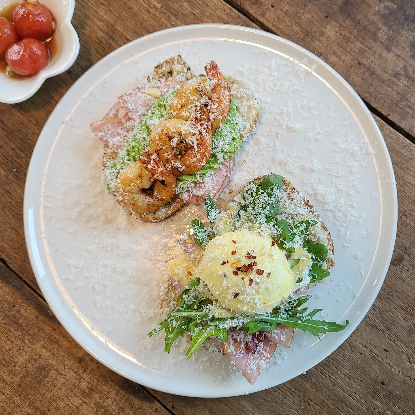 #모에뜨키친 #다대포맛집
-
다대포에서 내가 제일 죠아하는 맛집
샐러드가 대표메뉸데 샐러드빼고
다 먹어본 듯🥹
조미료 안 들어간 양식이라서 
속 편하니 자극적이지 않아서 좋다.
-
봉골래와인찜 신메뉴 있길래 
클램차우더랑 바로 주문했고
내가 좋아하는 메뉴 베스트3안에 드는
오픈샌드위치까지 클리어
-
오픈샌드위치는 햄 아보카도 새우 조합에
밑에 과카몰리랑 존맛탱소스가 발려져 있다.
먹을 때마다 맛있는데
수란 루꼴라 베이컨 조합도 못참는데
하나씩 세트로 나와서 더 죻댱
-
아낌없이 들어간 조개에 파스타까지 나오는데
이 파스타 돼지처럼 먹겠더라
와인향 낭낭하니 버터 풍미도 좋고 
조개도 싸구려 조개아니고 
동전가리비 제철이라 조개즙 향연 ㅠㅠ 
짭죠름한 감칠맛에 무조건 와인생각남🤗
이 가격에 먹는 게 감사스러웠다 남는게 있나여..
-
원래 좋아하던 메뉴인 클램차우더까지 
모에뜨에서 해주시니 와야 할 이유가 더 생김
겨울에 먹는 따듓한 스프도 죤먓 
빵 추가해서 더 먹고 나왔다.
#다대포해수욕장 일몰 미쳤구요.
뷰맛집이었네 
맛있게 먹고왔다고 또 말 길어짐 안녕
#꿀고기리스트
-
📍부산 사하구 다대로 680 2층
✔️오늘의스프 ₩7,500
✔️봉골래와인찜&파스타 ₩22,000
✔️오픈 샌드위치 ₩15,000
