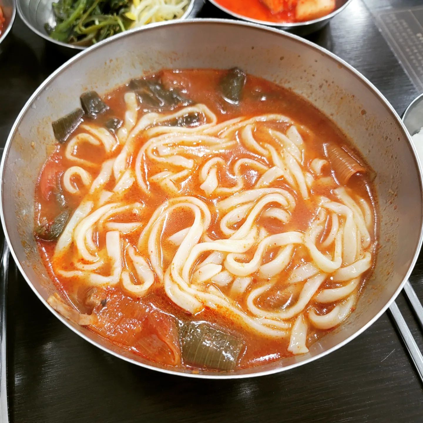 #삼성동맛집 #문배동육칼 #오잇_강남
날씨가 너무 아츄~~하네요 갑자기 날씨가 추워지니깐 따끈따끈하고 얼큰한 국물이 생각나는데요 육개장에 칼국수 넣어가지고 먹으면 캬~~ 거기다 밥과 칼국수가 무한리필! 추운날 한그릇 때리면 딱이에요!

문배동육칼은 체인점이지만 저는 삼성동에서 먹었어요! 반찬도 맛있고 국물은 칼칼하면서 해장으로도 좋습니다! 숟가락이 계속 갑니다. 거기다 국수는 야들야들하니 육개장과 잘 어울려요! 마지막에 밥까지 말아서 맛있는 반찬 올려먹으면 딱입니다 아주 든든해요! 기대하지 않고 갔던곳인데 너무 맛있게 먹고 왔네요~ 또 방문 예정입니다!

네이버 검색창에 @오잇 검색하셔서 보시거나 혹은 프로필 링크를 클릭해주세요!
.
.
.
#음식스타그램 #먹스타그램 #먹스타맞팔 #먹스타맞팔환영 #육개장 #육개장맛집 #선릉 #삼성역맛집 #삼성역맛집 #jmt #존맛 #존맛탱 #맛집 #맛스타그램 #소통환영 #소통 #선팔하면맞팔 #음식추천 #추천음식 #추천메뉴 #메뉴추천 #맛있다그램 #점심 #점심추천 #점심메뉴 #강남맛집 #푸드스타그램 #내돈내산