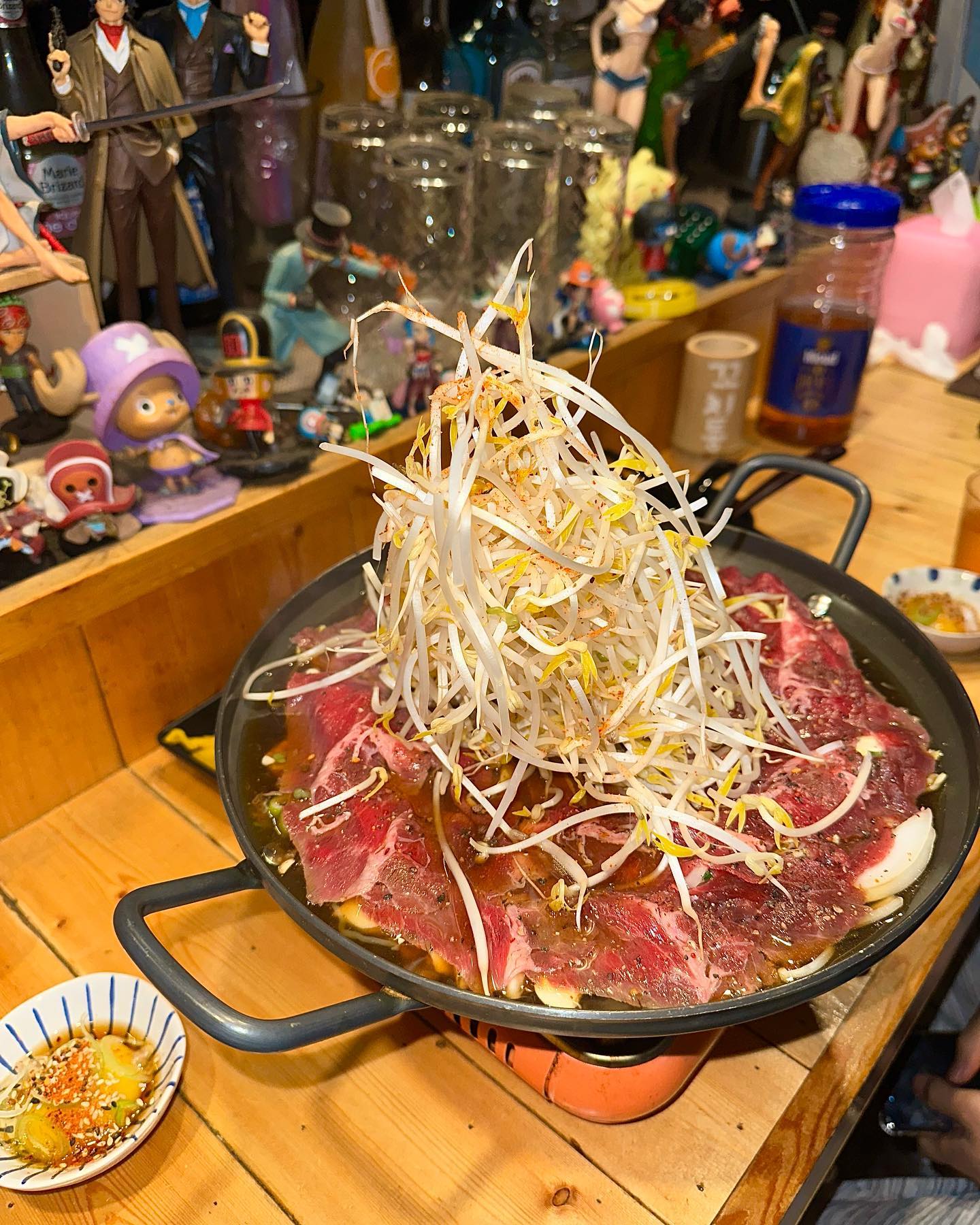 수제 숯불꼬치와 스키야키가 맛있는 이자카야 #아사가야

전부터 눈 여겨 보던 꼬치구이 맛집에 다녀왔어요 수제 숯불꼬치와 하이볼이 맛있는 이자카야에요! 일단 입장하자마자 일본 분위기가 물씬 나서 여행에 온 듯한 느낌이 들어서 좋았어요 요즘은 바테이블이 좋아서 바테이블에서 음식을 즐겼는데 앞에 원피스 피규어들이 있어서 사진도 많이 찍고 보는 재미도 있었어요!

#스키야키 는 숙주가 산처럼 듬뿍 위에 올려져있고 아래에 예쁘게 고기가 펼쳐져있어요! 국물은 간장베이스인데 간이 딱 알맞게 되어있고 졸여져도 하나도 안짰어요 깔끔하고 담백한 간장베이스 국물이라 부담없이 떠먹게되더라구요 두부, 양배추, 배추, 버섯류, 실곤약면, 양파 등 신선한 야채들이 실하게 들어있었고 고기도 많고 숙주도 많았어요 고기를 달걀소스에 찍어먹는거 정말 맛있었어요! 달걀 소스에 고기를 찍어먹는것이 처음이었는데 달걀소스자체가 맛있어서 스키야키안에 있는 재료들을 다 찍어먹게되더라구요 하하 그리고 첫끼여서 배가 안부르겠지 했지만 양이 은근 많아서 정말 배불렀어요!

#숯불꼬치 는 모모, 카와, 시샤모, 베이컨토마토를 시켰어요 기본은 타래소스로 나오고 소금구이를 원하시면 주문 전에 말씀드리면 돼요! 저는 기본으로 다 시켰고 달짝지근한 타래소스에 숯불 향이 잘 입혀진 꼬치들이 잘 구워져나와서 야들야들 촉촉했어요! 수제 숯불꼬치 맛집 맞더라구요 

기대하고시켰던 스키야키와 숯불꼬치 모두 기대이상으로 맛있었어요 다음엔 소금구이로 시켜보려구요 *꼬치 첫 주문은 5개 이상이에요 하이볼은 좋아하는 산토리 가쿠 하이볼을 마셨는데 하이볼 좋아하는 사람으로서 하이볼 맛집 인정해요 하하 간단하게 수제숯불꼬치랑 하이볼 한잔도 기분 전환에 정말 좋을 것 같은 맛집이에요! 근처에 가신다면 가보시길 추천해요 

스키야키(1-2人 + 달걀소스2개) 2.2 모모(닭다리살) 0.3 카와(닭껍질) 0.25 시샤모(열빙어) 0.2 베이컨토마토 0.3 산토리 가쿠 하이볼 0.7

📍 인천 남동구 문화서로18번길 31 1층 아사가야 / 구월동 1371-2 
asagayaguwoldong