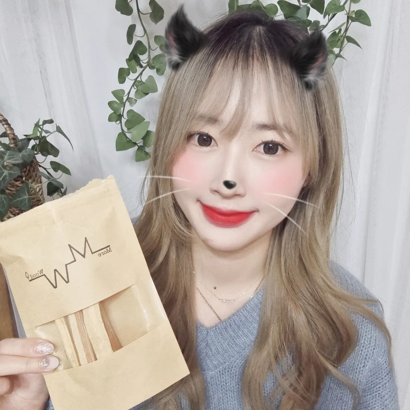 안농 오랜만이에요🥰 다들 모어우드라고 아시나요? 지인이 선물해줘서 사용해보니 캠핑할 때 맡을 수 있는 자연향이랑 비슷해서 집에서도 불멍하는 기분을 느낄 수 있었답니당🪵🔥 요즘 머리도 아프고 힐링하고싶다 하시는 분들께 짱짱 추천드려요 특히 우디향 사랑하시는 분들께요🌳🌲🍀

more_wood_

#천연인센스 #인센스스틱 #스머지스틱 #팔로산토 #팔로산토스머지스틱 #모어우드 #팔로산토오일 #천연오일 #천연인센스스틱 #인테리어소품 #집꾸미기 #집스타그램