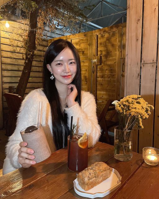 ꯁ효빈(hyobin)ꯁ/🇰🇷 on Instagram: "#광고 분위기 너무 좋았던 카페..ෆ 디저트도 다양하고 맛있었어요 . . #역삼카페 #역삼동카페 #잇테이블 #ittable #강남카페 #역삼커피숍 #역삼동커피숍 #예쁜