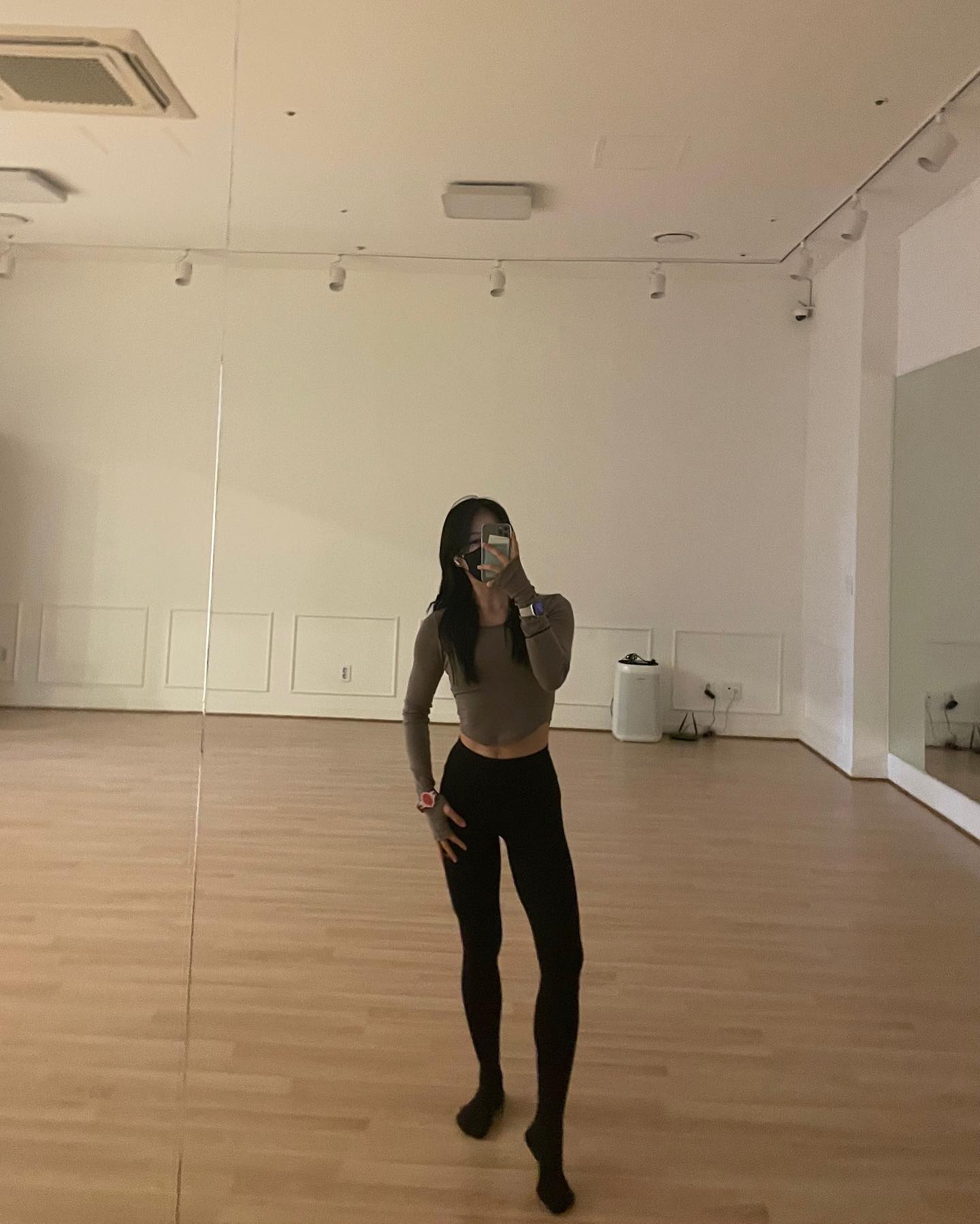 요즘 업무량 최대치인 틈을 타
테니스 웨이트 다 한다
테니스 근육통 이리도 심한가오
하루종일 폼롤러 할 예정😶‍🌫️

✌️오운완 하체✌️
닐링스쿼트
원레그데드리프트
레그프레스
케이블 힙쓰러스트
유산소 30분