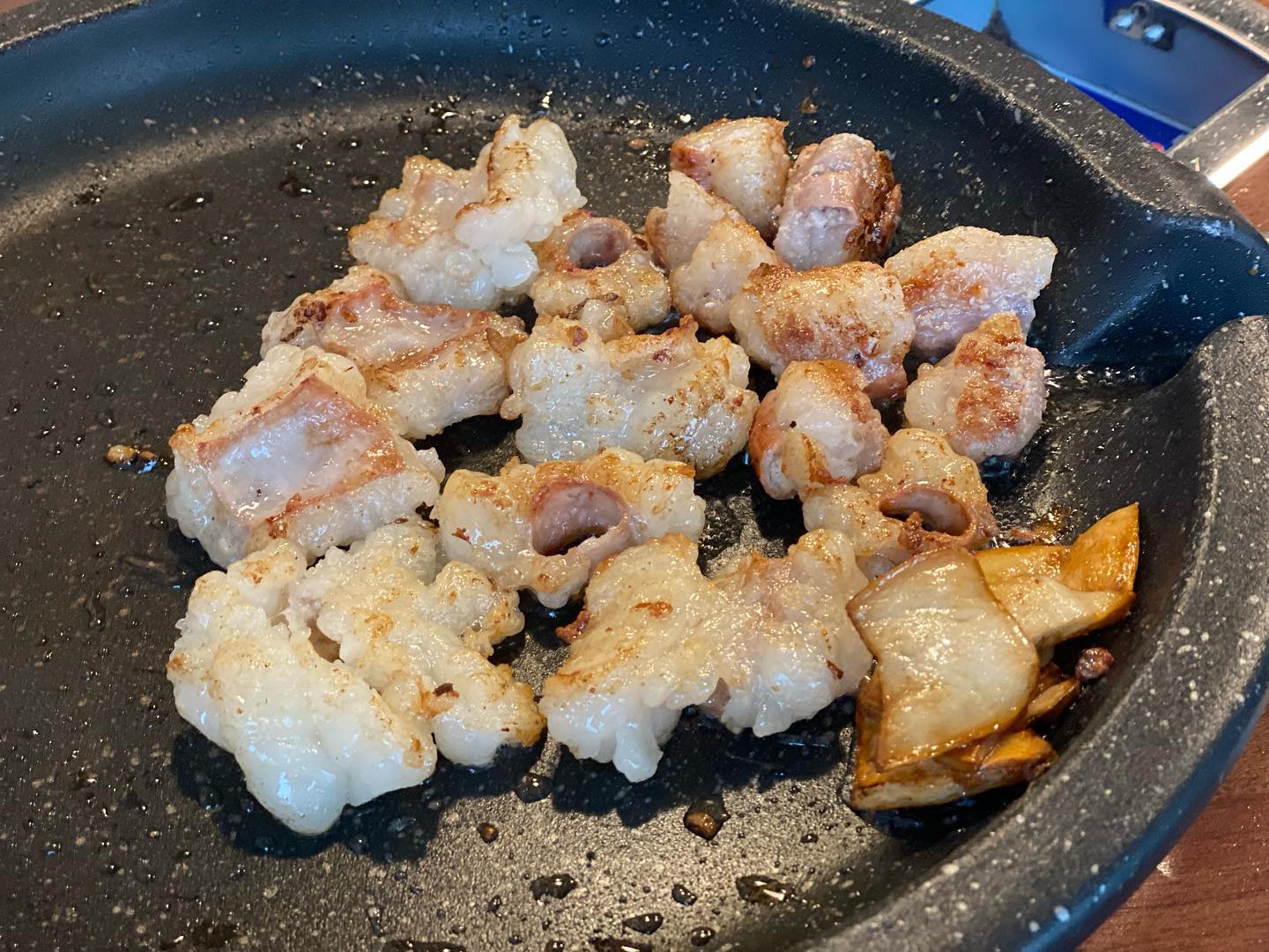 부산가면 꼭 먹을 막창!!!
이번엔 줄서서 먹는다는 #해운대달인막창 

우린 대창과 곱창 주문해서 먹었는데 순식간에 흡입하고 추가 주문해먹음

✔️한우곱창구이 150g 15,000원✔️한우대창구이 200g 12,000원

📍달인막창 해운대 본점
부산 해운대구 중동1로 19번길 13 달인막창
📞0507-1337-7792
⏱️매일 16:00~새벽 01:30 (L.O 새벽00:30)
매주 수요일 정기휴무