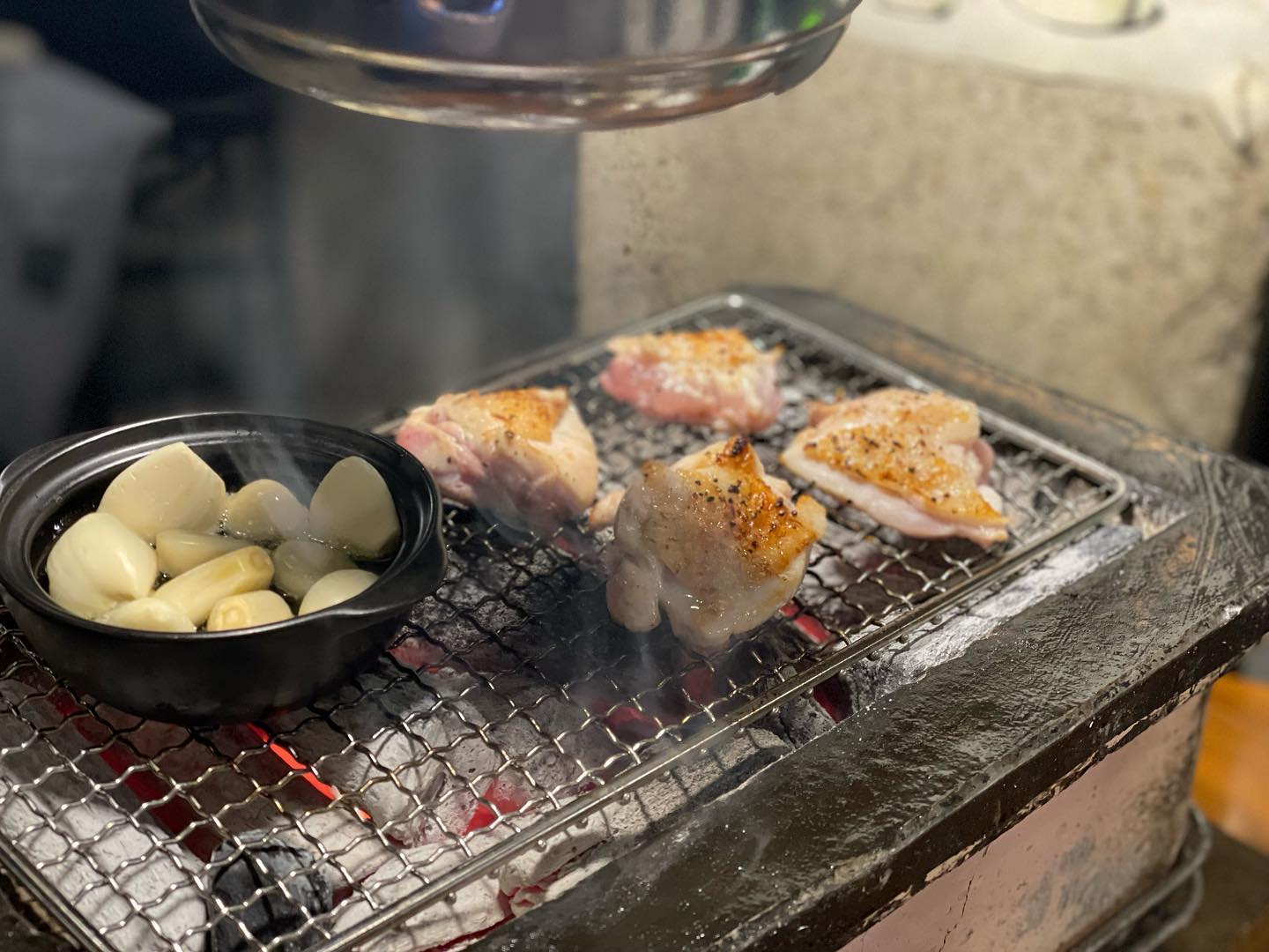 #신사역맛집 #효계 

신사 #닭구이 맛집으로 유명한 '효계'
모듬 중으로 주문-
다리살, 염통, 가슴살, 어깨살, 날개 순으로 구워주십니다
제 픽은 다리살과 날개!

2인이서 중은 살짝 부족한 감이 있어요
그래서 추가로 다리살과 목살을 시켰습니다
넘 만족스러운 선택이었어요❣

✔월요일 저녁 18:30 웨이팅 시작, 50분 기다렸어요!
✔식사시간 2시간 제한
✔테이블당 최대 4인

#신사맛집 #효계신사 #닭요리맛집 #신사역 #신사동맛집