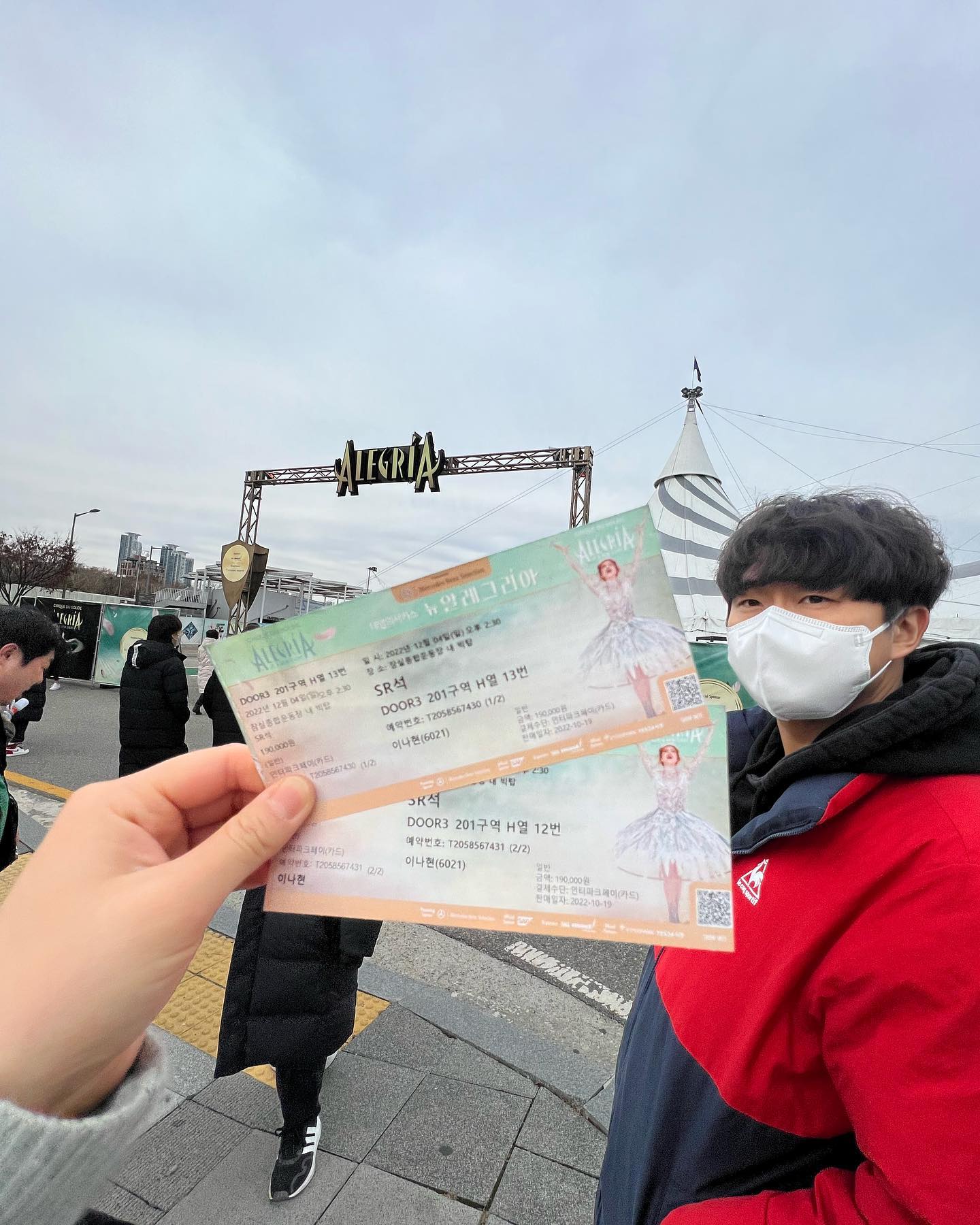 #일상스타그램 #오늘아님🙅🏻‍♀️ #태양의서커스뉴알레그리아 

얼마전 기다리고 기다리던 태양의 서커스 보고왔어요❤️
예상치 못하게 비싼돈주고 벌칙자리를 골라버렸지만😂 
다행히 한자리는 건져서 잘 보고 왔네요 ㅋㅋㅋ 

매번 내한올때마다 예매하고 보는데 
이번에는 실수가 쫌 많아서 아쉬웠어요😢 

2018년에 이후 코로나로 
이제야 다시 내한올 수 있었던것 같지만 
무튼 이래저래 다 떠나서 
다시 최애 서커스를 볼 수 있어서 좋았어요🥰

연말분위기도 나고 진짜,, 
올해다 다 가나봐여,,,
결혼식한지 엇그제 같은데... 
벌써 신혼집 들어온지 1년이 다되어가요... 
정신없이 일만한거 같아요.... ㅋㅋㅋㅋㅋㅋ

#일상스타그램 #연말공연추천 #연말공연관람 #태양의서커스뉴알레그리아 #태양의서커스단 #태양의서커스 #노래너무좋다❤️ #연말데이트추천 #좌석잘골랐음 #그래도좋음👍 #벌써일년
