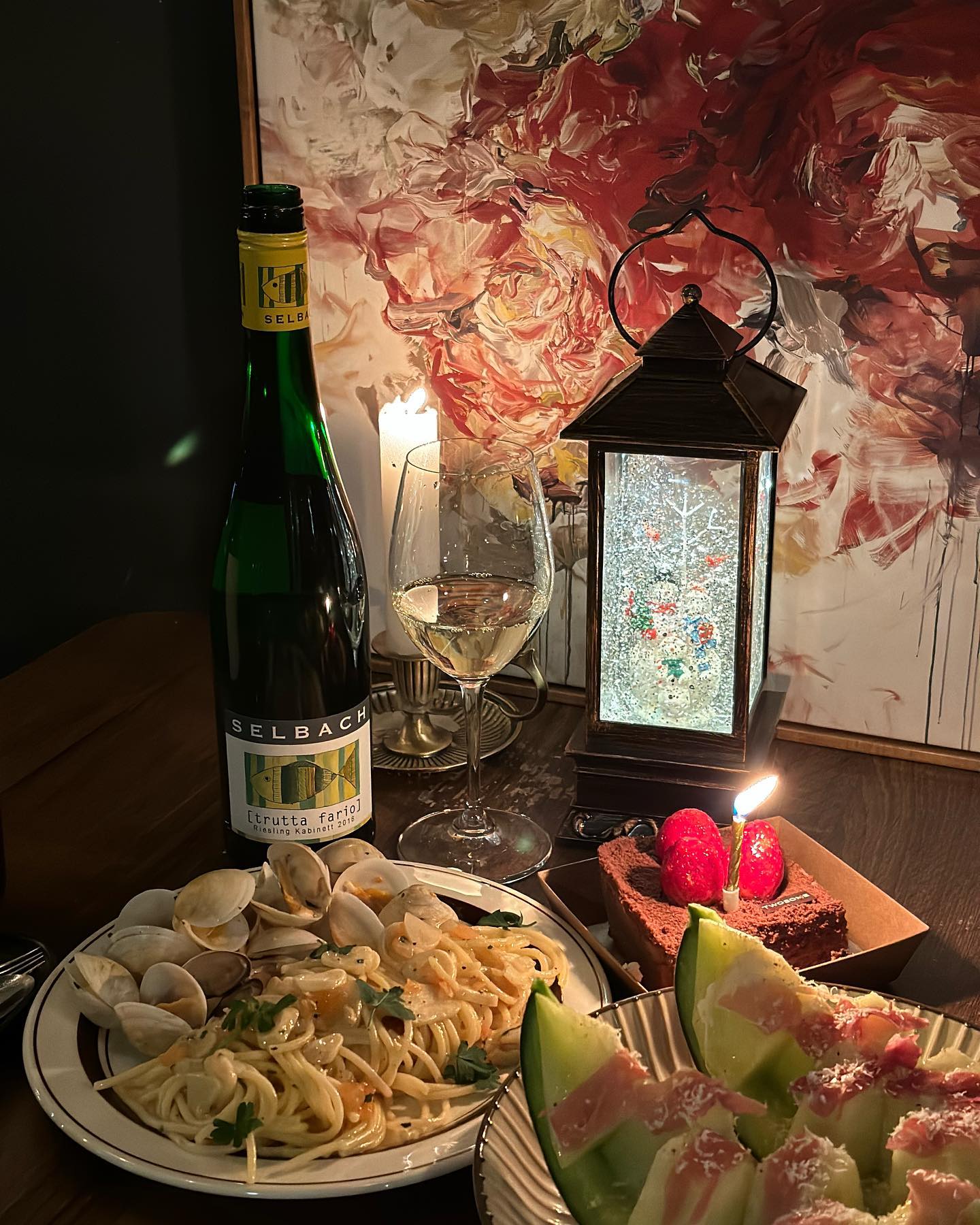 #협찬

🍷 셀바흐 트루타 파리오 리슬링 
 (카비넷 그린피쉬)
🇩🇪지역 : 독일 > 모젤
🍇품종 : 리슬링
🥂알코올 : 10.5%

리슬링은 언제나 옳아 🤍

편하게 쭉쭉 마시기 좋은 은은한 단맛과
청사과나 라임즙, 복숭아 등 풍부한 과실 풍미에 
적당한 산도가 더해져 
단독으로 마시기에도 좋고
대부분의 음식들과 매칭하기 편한 스타일의 #화이트와인

🐠 #셀바흐오스터 

리슬링에서 느껴볼 수 있는 
미세한 패트롤 향도 올라오고
봉골레 파스타와 궁합이 좋았는데
상큼한 소스가 곁들여진 
흰살생선 세비체와도 궁합이 좋을것같다 :)

단 와인은 싫지만, 
가볍고 편하게 마시고싶을때 선택하면 좋을듯!

.
.
.

#독일와인 #리슬링 #와인 #와린이 #와인추천 #화이트와인추천 #와인스타그램 #연말와인 #연말파티 #크리스마스 #크리스마스와인