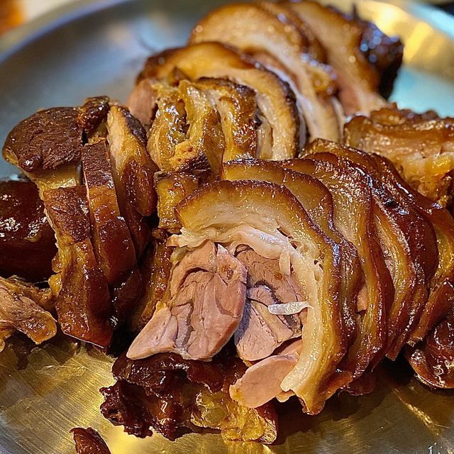 빵미요리사 on Instagram: "#빵미먹부림 #광고
<#호야네족발>_동대문점

🍖야들 쫀득한 족발이 매력적인 호야네 족발🍖
 김치를 "매일 직접" 담그는 곳이라 그런지 김치 맛이 최고였어요. 독특하게 청양고추 소스가 있었는데 매콤 새콤한 게 족발이랑 너무 잘 어울렸음👍
 기본 세팅으로 달걀찜이랑 어묵탕이 나오는데, 특히 어묵탕이 그냥 저렴한 맛이 아니라 시원한 무랑 고추가 가득 들어있어서 다음날 일만 아니면 소주 한잔하고 싶은 맛이었어요🤤
 사장님도 위생모를 착용하고 계셔서 신뢰도 상승 된 채로 맛있게 먹고 왔어요! 식사도 계속 신경 써 주실 정도로 친절하시고, 가방걸이도 따로 있는 작은 디테일에 기분도 좋았습니다-`♡´-. 
 1인 메뉴가 저렴하게 잘 구성되어 있으니까 저 같은 자취생이나 대학생분들 드시기 좋을 것 같아요!! 배달도 되지만 매장에서 꼭 드셔보시길,,, 저는 다음에 불 족발 먹으러 가려고요 ㅎ.ㅎ

✔️족발
소자도 두 명이서 충분히 배부르게 먹을 양이었음. 먹는 동안 온도가 유지되게 초를 켜 주셨는데, 정말 끝까지 따뜻하게 먹을 수 있어서 좋았다! 껍데기 부분이 다른 곳보다 훨씬 쫀득쫜득해서 또 먹으러 갈 것 같음(⁎⁍̴̀﹃ ⁍̴́⁎)♡
✔️쟁반막국수
요새 그냥 시판 소스만 넣고 파는 곳이 많은데, 냉면 육수를 넣은 건지 시원 달콤하니 국물을 계속 떠먹을 정도로 맛있었음! 여름이면 막국수만 먹으러라도 가고 싶은 맛.

🍴 서울 동대문구 전농로 189

#혼족발#족발#보쌈#불족발#막국수#미니족#반반족발#불미니족#동네맛집#불족발맛집#전농동맛집#청량리맛집#청량리역맛집#휘경동맛집#용답동맛집#족발맛집#보쌈맛집#호야네족발#동대문로컬맛집#시립대맛집#시립대족발#족발맛집#동대문핫플#도시락#1인분#혼밥#호야네족발동대문점"