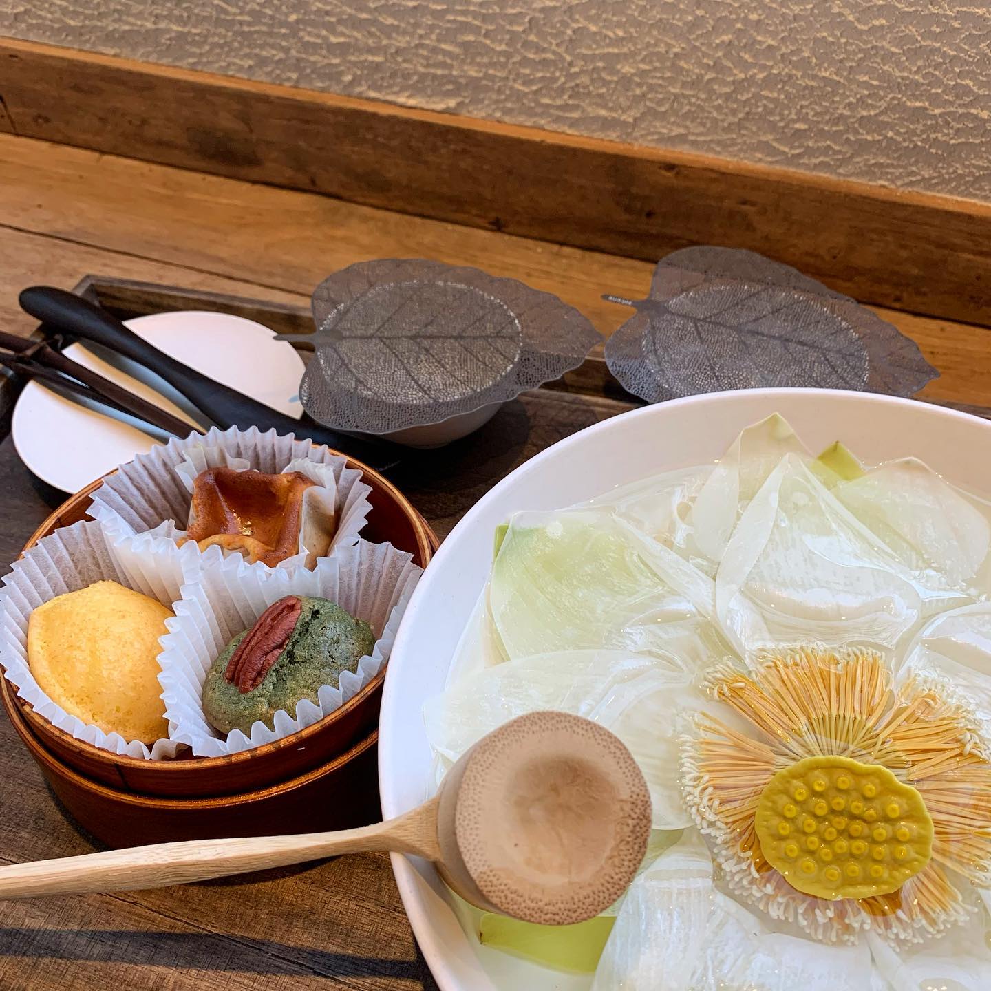 추운날씨에 따뜻한 차한잔🍵
.
일산 밤리단길 찻집🙌
차,느루
여기는 메인이 연꽃차더라구요
다들 연꽃차를 드시고 계시길래
저도 한번 먹어봤습니다😀
.
디저트류는 주전부리도시락,
만쥬?도시락 두가지 있었는데
주전부리는 부각들이있더라구요🧐
야채를 잘 안먹는 저는,, 만쥬를 골랐습니다😃
.
먹어보니 만쥬는 아니고 레몬마들렌, 
미니 치즈케이크, 떡 이더라구요!
전체적으로 다 맛있었어요‼️
하지만,,연꽃차,,상상과는 다르게
너무 별ㄹ…🥲
특유의 향이 참 별로였어요😶
환공포증있으신분은 드시지마세요,,🫠
.
차종류가 적고 좌석이 조금 아쉬웠지만
그래도 분위기👍
#차 #찻집