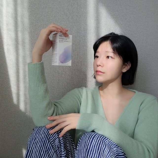 😶‍🌫️청량뽀짝 솔랜드🌿 on Instagram: "#광고#백옥스틱 아프지만 그래도..🤍 (나 왜 코로나냐...개아픔 주의) 아픈것도 아픈거지만 나이가 들어갈수록 슬픈걸 꼽자면, 30대 중반에 가까워