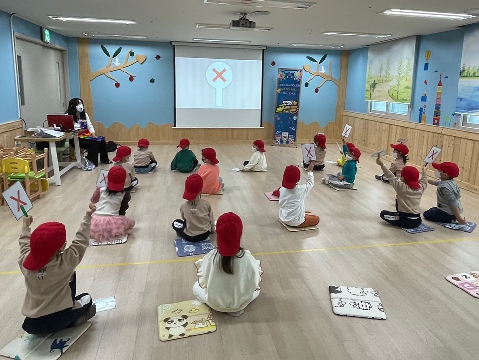 영어 골든벨🔔

유치원에서 열린 영어 골든벨
우승하고 싶은 욕심에 걱정 한가득 이더니
열심히 해서 골든벨 울리기 성공🏅

내 생각보다 더 잘하고 있는 도유리♥️

#생후1768일#58개월아기#5살아기#유치원생활#영어골든벨#잘했어#축하해