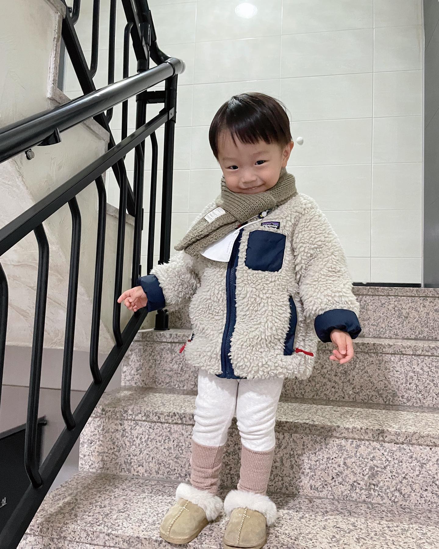 #아파요

소아과가기전만해도 계단에서 신난애

자주아픈건아니지만 겨울감기는놓치지않는 애

앉아서 책보며 노래듣는데 저 축쳐진 어깨
너무안쓰럽ㅠㅠㅠ

마지막사진은 제대로삐진담이
청진기만 갖다대도 의사쌤한테 하지마하지마 소리지르고
발로차고 어휴 진상

언제면 병원방문이 좀나아질까

#감기싫어