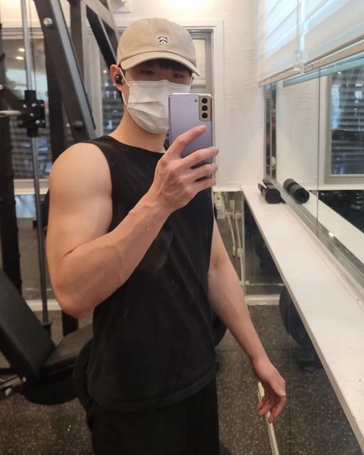 봉관 on Instagram: "#협찬 #볼캡 남성 스트릿 캐쥬얼 브랜드 [지쿤]에서 모자를 협찬 해주셨습니다!! 😃 5일간 도쿄여행으로 운쉼이하고... 돌아와서 볼캡쓰고 운동 클리어💪 오랜만에 운동하