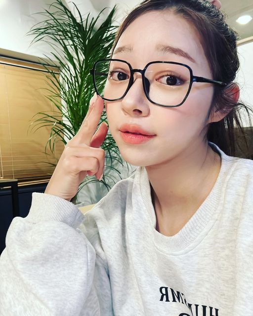 서여원 on Instagram: "#제품제공 #협찬 오늘듀 독서실에서 너드미 쁌뿜😙🌈❤️‍🔥 감사하게도 에스세븐일루부 안경을 제공받을 기회가 생겨땁니다❤️ 여러분 요즘같은 시대에 그냥 #친