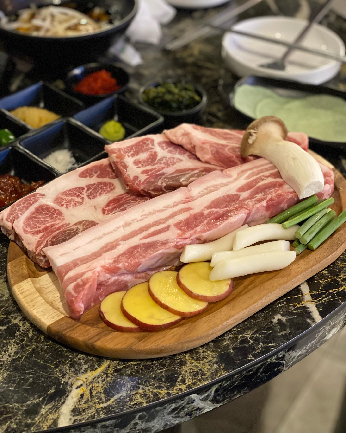 #두빛먹스타 #두빛_신촌 

📍240H

#명품한돈숙성삼겹살 180g 14000원
#숙성이베리코꽃목살 180g 14000원
#240볶음밥 5000원

숙성고기가 맛있기로 유명한 고기 맛집! 삼겹살2인분, 목살2인분을 시켰고 고구마와 떡사리를 인분수만큼 챙겨주신다. 

도토리만 먹여서 키운 돼지고기인 이베리코 목살이라 그런지 정말 퍽퍽함 없이 부드러웠다. 삼겹살도 고급이라고 알려주셨는데 기억이 안 난다. 껍질이 쫄깃해서 오겹살 같은 삼겹살이었다. 

저온숙성고기라 잡내가 없어 쌈을 싸먹기 보다는 청어알젓, 다진마늘, 다진명이나물, 와사비를 올려먹기를 추천하셨다. 

볶음밥 위에 올라가는 치즈도 일반 피자치즈가 아닌 그라나다치즈로 향이 굉장히 좋았다. 간은 슴슴한 편이라 취향껏 반찬을 올려먹거나 양파간장을 더해서 비벼먹으면 더 맛있게 먹을 수 있다.

#신촌고기 #신촌삼겹살 #240H