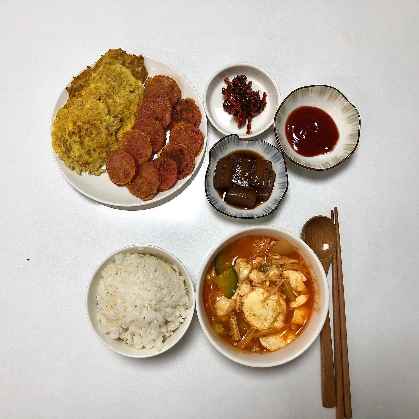 추운날 뜨끈뜨끈한 순두부찌개❣️#순두부찌개 #분홍소세지 #팽이버섯전 #곤약조림 #무말랭이 #집밥 #집밥스타그램 #자취 #자취요리 #자취요리그램 #선팔 #맞팔 #선팔하면맞팔