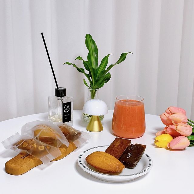 김채아 on Instagram: "#광고 @citronnelle_seoul 시트로넬 구움과자🥐🎁 ⠀ 디저트가 유명한 시트로넬 구움과자를 먹어봤어요! ⠀ 마들렌이랑 피낭시에를 너무 좋아하는데...!💛 최애 디