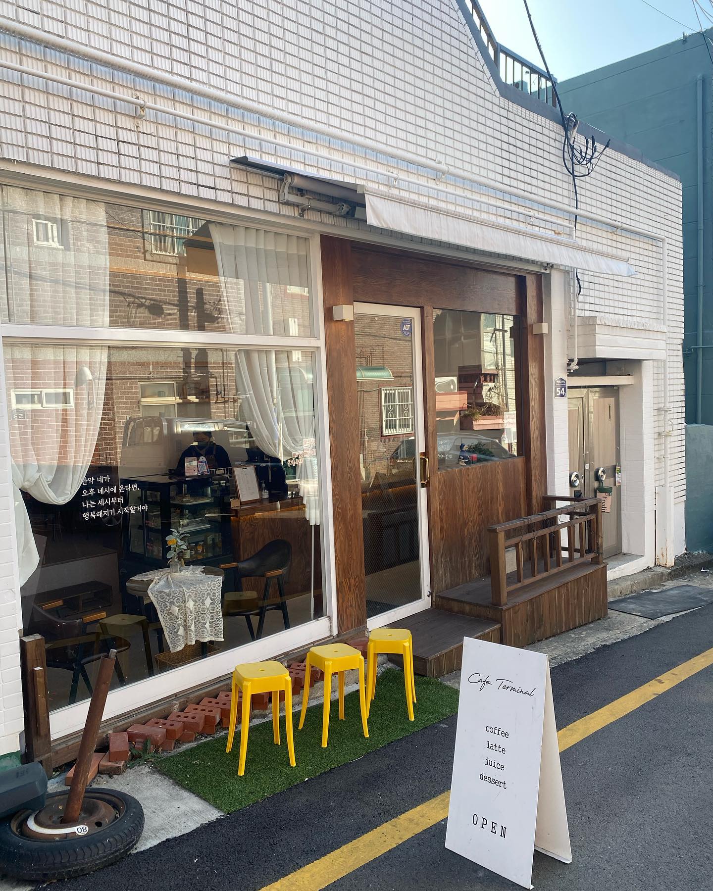 @카페터미널 다녀온 후기
오랜만에 오빠랑 밥 먹고 예쁜 카페 다녀온 날
#카페터미널사상 딸기라떼는 매우 진하고 좋았>_<
내입맛에 딱 맞았다는 그 라떼
조용하고 너무 좋았었다

ㅡㅡㅡㅡㅡㅡㅡㅡㅡㅡㅡㅡㅡㅡㅡㅡㅡㅡ
📞0507-1321-3584
⏰12시 오픈
🚐사상로212번길 54
주차는 갓길주차