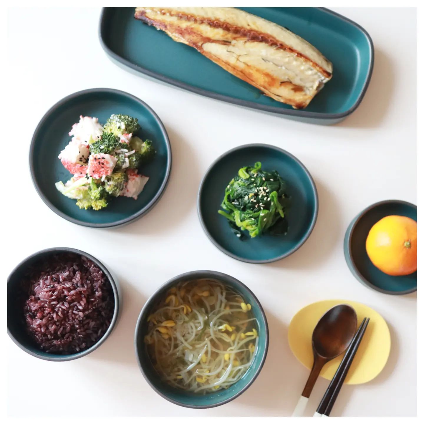#협찬 (오세라 테이블웨어🍽)

오랜만에 집에서 고등어도 굽굽하고
국도 끓이고 반찬도 만들어서 차려먹어요😁

저희집에 새로 들인 오세라(O'cera) 테이블웨어입니당✨️

한국 전통 양식 기단에서 영감을 받아
굽을 디자인한 실리만의 오세라 시리즈는
검은 흙을 사용하여 컬러감이 깊고도
고급스러운 특징이 있어요.

실리만 오세라 테이블웨어 -> sillymann

색감도 제 취향이고 디자인도 맘에 들어서
요즘 혼밥할 때 자주 꺼내쓰고 있어요.
전자레인지와 식기세척기 모두 사용 가능해서
편하게 쓸 수 있을 것 같아요.

어젯밤 사이에도 눈이 꽤 많이 왔던데
다들 눈길 조심하셔요🥶🥰

#실리만 #오세라 #테이블웨어추천 #다이닝 #혼수키친웨어 #신혼집혼수그릇 #감성그릇 #다이닝