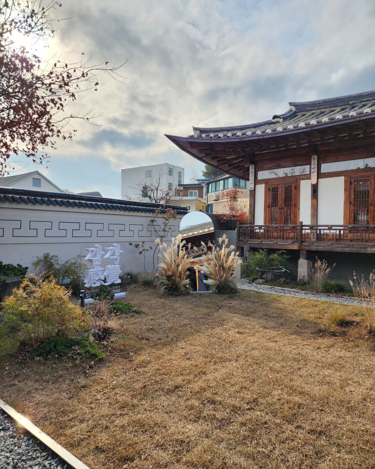 #협찬 #베디베로

베디베로 신상품 컨벤션에 초대받아
고즈넉한 북촌 한옥호텔 노스텔지어 블루재 방문한 날~

베디베로와 그 스포츠아이웨어 브랜드인 VDVR의 신상품들도 너무 멋지고, 웨일즈앤코의 다양한 아이웨어 컬렉션들도 볼 수 였던 자리!

컨벤션에는 등장하지 않았지만 웨일즈앤코에서 선보이는 오프화이트, 엠부쉬의 아시안핏도 꽤 기대되고~

럭셔리한 아이웨어들이 고풍스러운 멋을 지닌 한옥호텔의 인테리어에 자연스럽게 녹아들어 더 멋졌던 전시장!

베디베로는 물론 웨일즈앤코의 제품들 모두 보증기간 내 본사에서 자체수리 진행~

#VDVR #베디베로선글라스 #VDVR선글라스 #웨일즈앤코 #신상컬렉션 #선글라스추천 #vedivero #vdvr #whales_magazine
