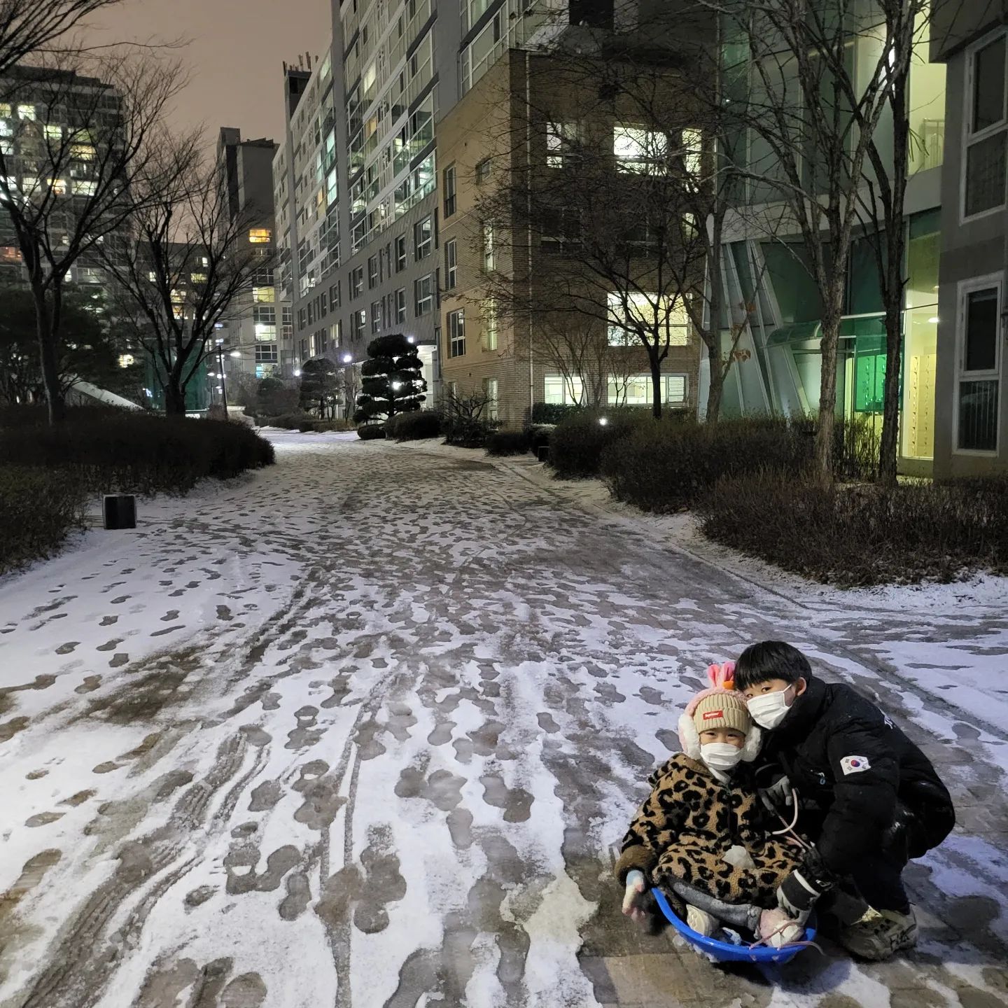 사랑스러운 남매 💕

율찬이오빠의 힘찬 썰매끌기🌨
아빠의 당직날 😶
율찬이가 아빠역 톡톡😍
멋진 율찬이

"오빠 눈썰매 끌어줘서 고마워" 라고 말하는 예쁜 수지

눈위에 굴러서 감기불러오심

눈 쌓인 첫날 ⛄️

#비글남매 #남매스타그램 #남매 #눈 #snow #눈썰매 #썰매 #일상 #함박눈