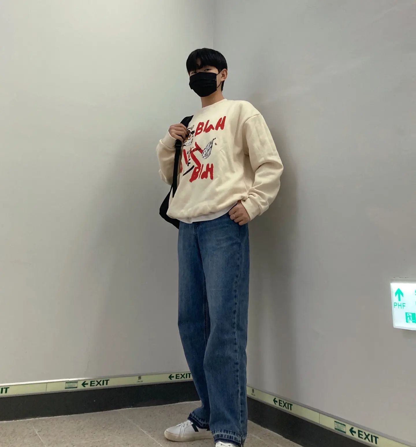 #협찬 요즘 너무 추워서 아무것도 못하겠어요.. 🥶🥶 다들 감기 조심하세요!! 😊

남녀노소 많은 사람들에게 사랑받는 브랜드 그레이버 graver_kr 에서 협찬을 받은 제품입니다❤️

✔️적당한 두께의 따뜻한 기모가 있어서 겨울에 따끈하게 입고 다니기 최고☺️

✔️원단은 터치감이 부드럽고 세탁시 변형을 최소화 한 코튼 원단을 사용한 제품

✔️유니크하고 예쁜 프린팅이 포인트💓

귀엽고 예쁜 옷들을 원하시면 #그레이버 제품들 많이 구경해보세요!!

stylemate_official #graver #스타일메이트 #패션스타그램 #데일리룩 #데일리코디 #하이틴룩 #남자옷 #남자코디 #남자패션 #오오티디 #캐주얼 #캐주얼룩 #맨투맨 #겨울코디 #기모맨투맨 #그래픽 #학생코디 #좋아요반사 #좋반 #소통 #맞팔