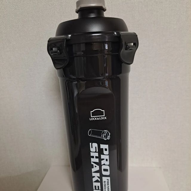 썽썽 on Instagram: "#광고
락앤락 프로쉐이커 트라이탄 690ml 

➡️ 용기 회사로 유명한 locknlock과 공동 개발한 제품!!
➡️미국(FDA), 유럽(NSF), 일본후생성 등에서 안정성이 검증된 BPA FREE 트라이탄 소재로 제작하여 내구성/안전성/내열성이 뛰어난 제품!!
➡️야외 활동 및 내부 활동 시 간편하게 사용 가능한 제품!!
➡️분말 혼합을 위해 전용믹서가 내장되어 차가운 차가운 물에도 쉽고 빠르게 혼합 가능한 제품!!
➡️4면 결착시 뚜껑과 중공형 실리콘을 내장하여 100% 밀폐 가능한 제품!! >>> 뚜껑을 돌리는 재품보다 훨씬 밀폐가 잘돼요!!
➡️뜨꺼운 물을 넣어도 모양 변형이 일오나거나 환경호르몬이 나오지 않는 제품!! 

👍👍후기!! 

- 요즘 운동할때 보충제를 같이 먹는데 안에 믹서가 있어서 잘 섞여서 뭉친 가루 먹는게 없어서 좋았어요!! 헬창러는 필수템!! 

- 떨어뜨리면 바로 깨지는 다르 제품들과 다르게 안 깨져요!! 한 10번 떨어뜨렸는데 멀쩡해요!! 

- 다 분리가 되서 세척하기 편리하고 큰 용량이 너무 좋았어요 운동할땐 수분 보충이 필수인거 알죠??? 다들??? 

- 용량이 많아서 운동 할때 말고도 가지고 다니면 평소보다 물도 많이 먹게되서 좋은거 같아요!! 

#광고#쉐이커#락앤락#프로쉐이커#쉐이커보틀#쉐이커통#물통#텀블러#텀블러추천#텀블러사진"