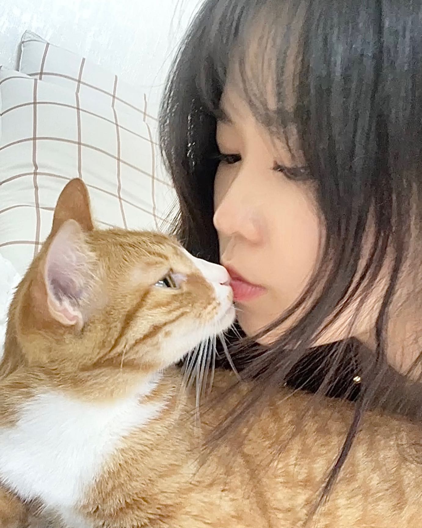 [집사님이 궁금해요 👀]

1) 사는 곳은?
- 부산입니당!

2) 나의 닮은꼴은?
- 가장 최근에 들어본 거 보거스…😳

3) 그렇다면 별명은?
- 린린이 (๑॔˃̶ॢ◟◞ ˂̶ॢ๑॓) 링링이?

4) 솔로? 커플? 부부?
- 커플입니당🫶🏻

5) 연령대는?
- 아직 22년도니까,, 20대 중반,, 곧 만 나이 되니까 또 20대 중반,,🙏🏻

6) 나의 취미는?
- 콩꼬마랑 놀기🐈‍⬛🐈, 알코올 섭취🍻, 여행가기✈️

7) 나의 혈액형 / 엠비티아이는?
- A형의 ENFP 입니당!!!

8) 나는 쉬는날엔?
- 쉬는 날이 없지만,, 여행가거나 지인들 만나거나, 하루종일 콩꼬마 뱃쨜 만지며 꽁냥꽁냥 집콕해요 :)

9) 요즘 나의 최대 고민은?
- 아빠의 건강 되찾기
- 준비하고 있는 사업 성공시키기
- 내품에 온 학생들 모두, 하고싶은 일이 영어때문에 발목잡히지 않게 잘 지도하기

10) 우리 냥이에게 소개 시켜주고 싶은 랜선 냥이는?
- 고양이도 목줄하고 외출해서 정모하고 싶어요… 콩꼬마랑 친구해주는 모든 냥이들 소개시켜주고 싶어요♥️

10+1) 인친들에게 하고 싶은 말
- 집사가 현재 하고 있는 일 + 새로 준비하는 사업이 있어서 일년중에 하루종일 쉬는 날이 없어요 ㅠㅠ 그래서 인스타 활동도 뜸할때가 많은데, 그래도 넘 섭섭해하지 마시고 자주자주 소통하러 들릴게요♥️ 이해해주셔서 감사하고 늘 콩꼬마 예뻐해주셔서 더욱 감사드립니다♥️♥️

gga_ggung0913 집사님 지목으로 하게 되었어요! 저에 대한 소개글을 적는 게 과연 몇년만인가 싶지만 하하🥹🥹🥹 하다보니 재밌네용!

다음 집사님 3~5명 랜덤 지목 ˚₊·—̳͟͞͞♥
👉 keemkancho zero_hero0513 creamsugaa 

※ 인스타 복사기능이 없어서 이 글을 리그램하셔서 사진은 자유롭게 올리시고 붙여넣기 > 1부터 10+1까지 답변은 지우고 질문만 남겨서 작성 하시면 됩니다👍🏻

집사님들, 이어가주실거죠? 👉🏻❤👈🏻