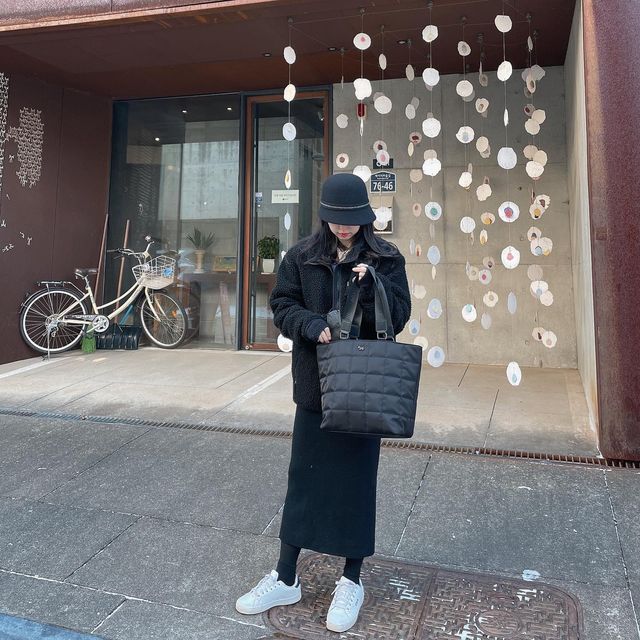 밍이맘 현씨 on Instagram: "#협찬 플라스틱,의류등 남은 원단을 리사이클해서 만든 아가타 스퀘어 퀄팅 쇼퍼백!👜
소재는 은은한 광택의 나일론 느낌이 나는 리나일론 패브릭인데요 
밋밋하지 않고 입체적인 느낌이라 볼륨감있고
손잡이 부분은 부드러우면서 튼튼하더라고요! 💪💪휘뚜르마뚜르 들어도 뜯어지지 않을 것 같아요😚
그리고 쇼퍼백의 장점인 수납력이 좋다는거💓🙌
맥북13인치랑 경량패딩, 목도리, 빗까지 넣었는데도 여유로워서 굿굿🤟
특히 아기랑 외출할때도 기저귀랑 분유랑 텀블러, 물티슈, 손수건, 여분옷까지 넣었는데도 넉넉하니 좋더라고요🥰

코트나 캐주얼한 코디에도 어울린 아가타 스퀘어 퀄팅 쇼퍼백이네요🙌🙌

✅제품 정보  https://bit.ly/3DNpdH5
.
.
#AGATHAAPPAREL#AGATHAFASHION#RECYCLE#RENYLON#SHOPPERBAG#아가타#재활용소재#리사이클#리나일론#쇼퍼백#가방#아가타가방#아가타어패럴#아가타패션 #아기랑나들이 #기저귀가방"