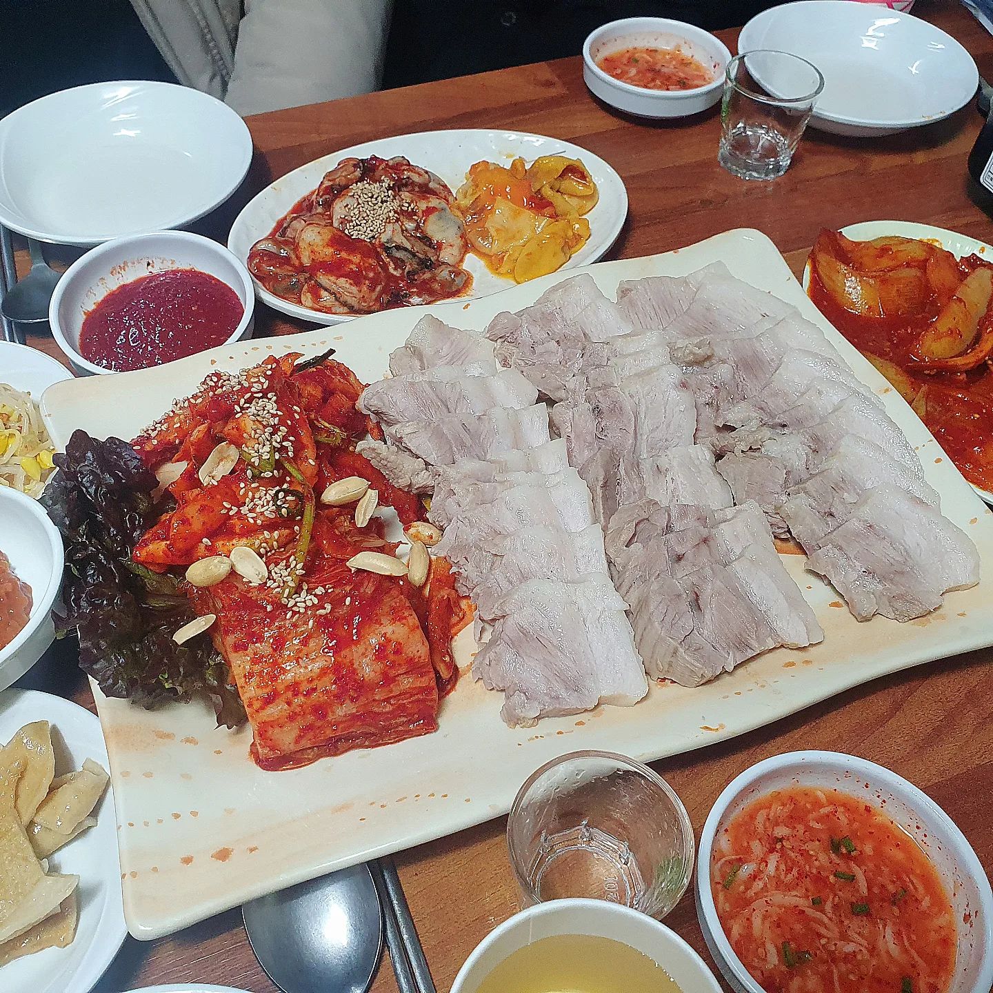 #종로장군보쌈 #종로보쌈골목 #종로피맛골 #종로맛집 #종로보쌈맛집 #장군보쌈 #종로굴보쌈 

#장군굴보쌈 

겨울에 빠지면 섭한 굴보쌈!
그중에서 최고는 종로 장.군.보.쌈 😁

#굴보쌈 45,000원(大)

잘삶아진 고기와 굴,멍게 조합이 좋다😆

굴무침을 먹어보면 비린내없이 살짝 새콤하며 감칠맛나는 양념맛이 입안을 탁 치고 이어서 굴향이 그윽하게 퍼진다💯💯

이런 향긋 감칠맛 나는 굴과 수육이라니... 한쌈 싸먹기 전부터 맛집이란걸 확신하게 된다ㅋㅋ

보쌈골목은 전체적으로 구성 메뉴 가격이 비슷하지만 유독 이집이 웨이팅이 길게 늘어선 이유는 양념과 기본찬 퀄리티에서 오는거 같다.

#감자탕 #오징어볶음

기본 상차림으로 감자탕과 오징어 볶음이 나온다.
서비스라고 가볍게 생각하면 안된다😎

큼직한 고기가 들어있고 깔끔 칼칼한 국물은 따뜻하게 속을 데우기 좋다. 찐맛집 정도는 아니지만 동네에 있는 체인점 뼈해장국 퀄리티 정도로 나오기에 충분히 만족스럽다👏👏👏

그리고 에이스 반찬인 오징어 볶음!! 불맛 제대로 내는 웍질을 웨이팅 하면서 볼수 있는데 먹어보면 상상 이상으로 맛있다ㅋㅋㅋㅋ 왠만한 오징어볶음 전문점 뺨치는 느낌이다🤤🤤

☝🏻주말이라 그런지 4시반 부터 웨이팅이 길게 있었다.골목특상 한줄로 선거 감안해도 다른집 과는 확실히 비교되는 모습이었다.

아무래도 오래된 골목에 위치하고 내부도 북적북적해 위생적인 면이나 편안함은 떨어질수 밖에 없었다.

하지만 불편한 점이 있어도 충분히 매력적인 분위기와 맛을 생각하면 겨울엔 꼭 한번씩 방문해야되는 코스라고 생각한다👌

난 오래전부터 이집을 갔었는데 나도 같이간 사람들도 항상 갈때마다 만족했기에 겨울이 가기 전에 꼭 들려보시길 추천한다👍

#선팔 #맞팔 #맛집 #맛집탕방 #좋반 #먹스타그램 #좋아요반사 #맛집소개 #찐맛집 #먹팔환영 #먹팔 #먹팔맞팔 #먹부림 #종로장군굴보쌈 #소통 #홈쿡 #술스타그램 #홈쿡스타그램 #쿡스타그램