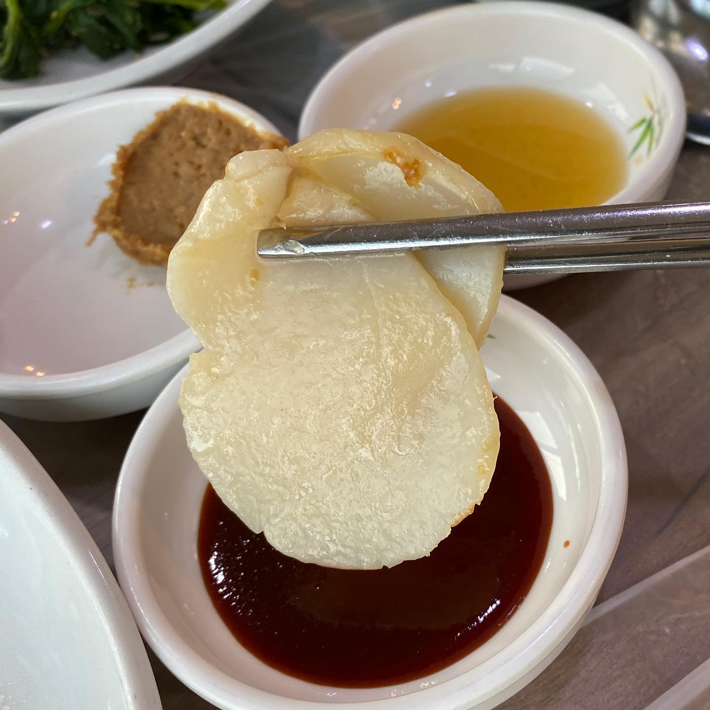 키조개회 + 키조개초무침 + 탕 + 가마솥밥까지 나오는
장흥 바다하우스 키조개코스 꼭 먹어야함

키조개회는 그냥 먹어도 부드럽고 맛있는데
돌판도 내어주셔서 구이로도 먹을 수 있어요

생생정보통같은 방송에도 많이 나온 집이고
밑반찬 너~~~~무 잘나와서 밥 그냥 순삭함
초무침 넣고 잘 비빈 초무침비빔밥 특히 강추
삼합도 유명하고 초무침도 유명한데 키조개코스까지 ...맛있으면...
먹으면서 부모님 모시고오고싶다는 생각이 팍팍!

#장흥바다하우스 #장흥맛집 #장흥맛집추천 #전남장흥맛집 #장흥삼합 #장흥삼합맛집 #장흥키조개코스 #장흥현지인맛집 #장흥여행 #광주근교 #광주근교맛집 #광주근교여행 #광주근교드라이브 #광주근교나들이 #삼합맛집 #장흥드라이브 #보성맛집 #보성맛집추천  #전라도여행 #전라도맛집 #전남맛집 #키조개맛집 #먹스타그램 #맛집추천
