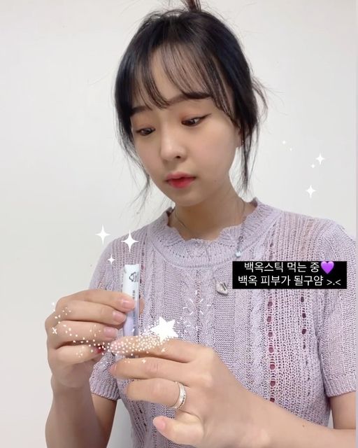 한승아ㅣ 씅아 on Instagram: "#광고 #제품협찬 💜#닥터블릿 

요즘 승무원 필수템으로 핫한 ⭐️글루타치온 영양제 <백옥스틱>

글루타치온 성분이 피부가 맑아지고 밝아지는데 좋다고 해요!!
간편하게 먹을수있어서 편하기두 하고~~

당1% 🤭💖
달달한 레모나 맛이에요!!

함량도 보니 좋았구요~~!!
원료도 효모추출물에 비타민b 까지~~!!

무엇보다 피부가 깨끗하고 환하려면
속광부터 좋아져야 하니까 ~~!
저도 매일 섭취해보려구요~~>.<"