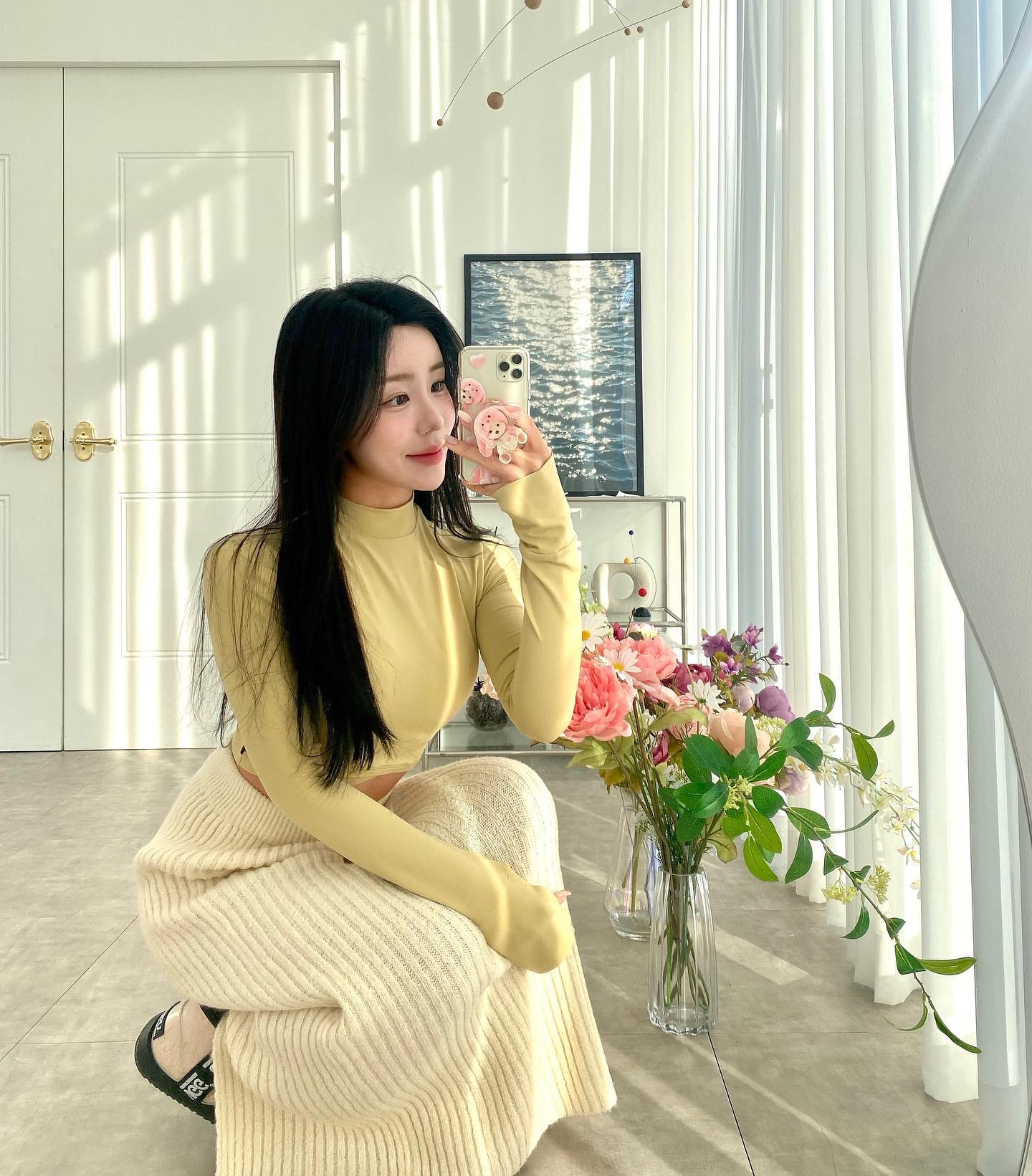 #협찬
날씨는 춥지만 햇빛은 쨍쨍했던 오늘 !
편한 옷들만 찾게 되는 요즘이예요 ,,ෆ
속옷 입을 필요없이 패드가 들어있는 제품이라 더 좋구, 핑거홀이 있어서 더더욱 여리여링 (୨୧ •͈ᴗ•͈)

 #뮬라웨어 #뮬라 #애슬레저룩 #애슬레저웨어 #조거팬츠 #와이드팬츠 #크롭티 #커버업 #브라탑 #운동복추천 #트레이닝복 #운동복 #아노락 #플리스 #꾸안꾸 #데일리룩 #OOTD