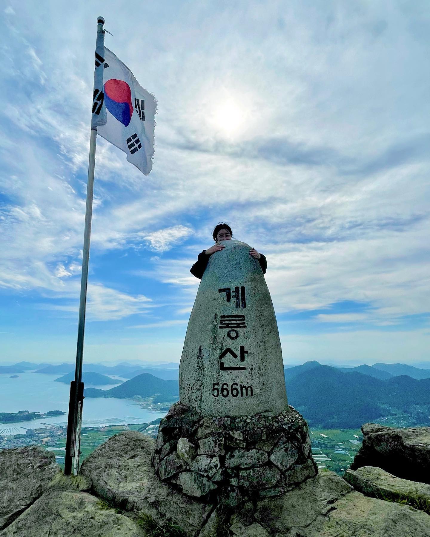 올해안에 올해 피드 다 올리고싶은데,,ᵒ̴̶̷̥́ ·̫ ᵒ̴̶̷̣̥̀

거재 계룡산100+ (566m)
최단 코스로 등산하면 약간 험한 산을 짧고 굵게 탈 수 있다!
정상은 탁 트여서 바다까지 한 눈에,,🖤
짧고 험한 느낌이 내 스타일이였던 거제 계룡산!

𝙏𝙄𝙋. 최단 코스를 원하시면 더 올라가도 될까,,? 이게 맞는길인가,,?싶은 임도길까지 쭉쭉 올라가시면 차가 못들어가게 막아둔 곳이 나타납니다! 
몇대 정도는 댈 수 있으니 그곳에 주차하시고 등산 하세요! 
(차가 만석이면,, 후진,,,하셔야 할 수 있으니 그것도 생각해주세요)
