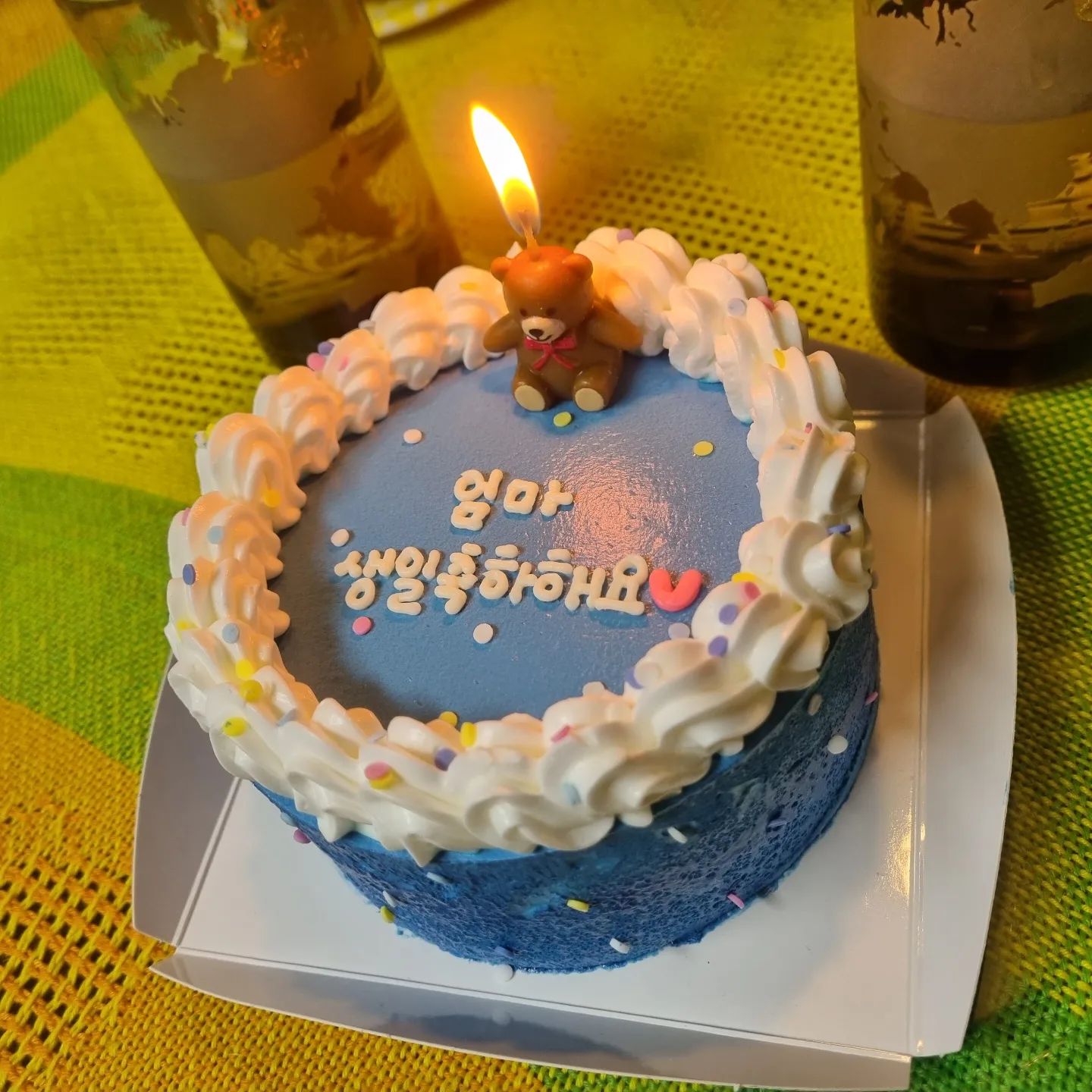 #협찬 업체로부터 제공받은 제품입니다

🍰대구 리리카페 레터링 케이크

⏰ 영업시간 : 월~금 10:00 ~ 21:00 / 토일 11:00 ~ 21:00 (매달 1, 3번째 토요일 정기 휴무)
🧭 주소 : 대구 달서구 월곡로 184 리빙프라자 101호
📞 연락처 : 0507-1338-0964

🎂어머니 생신이라 조금 더 신경쓴 케이크를 준비했어요.
포토 케이크도 있는데 얼굴 나오는 사진은 아직 마음에 준비가 안되어서 레터링 케이크로 선택🫣

기본적인 디자인은 당일 오후 3시전 까지 주문하면 당일 수령도 가능~!

🎄 크리스마스트리나 루돌프 같은 모양 케이크가 있어서 크리스마스나 연말에 쓰면 좋을 케이크도 있네요

미니부터 큰 사이즈까지 있고, 케이크는 곁들이는 디저트라 한번에 다 먹을 수 있는 미니 사이즈가 좋네요.

🍪포토쿠키도 있는데 원하는 사진 넣어서 주문제작하면 최소 6개부터 가능하니
가게 이벤트나 답례품 등으로 활용하면 좋을 듯~!!